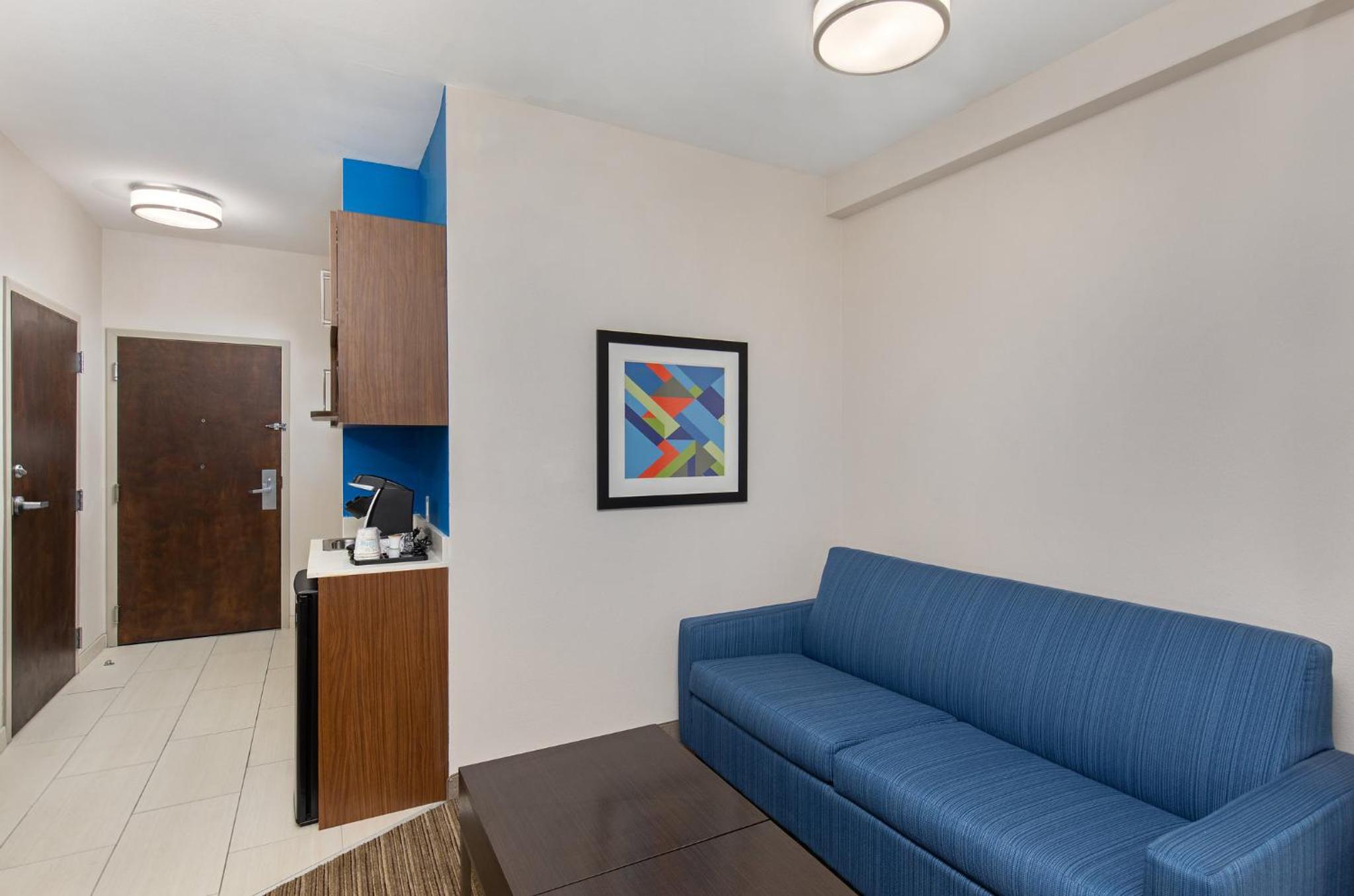Queen Suite with Two Queen Beds - Photo 4
