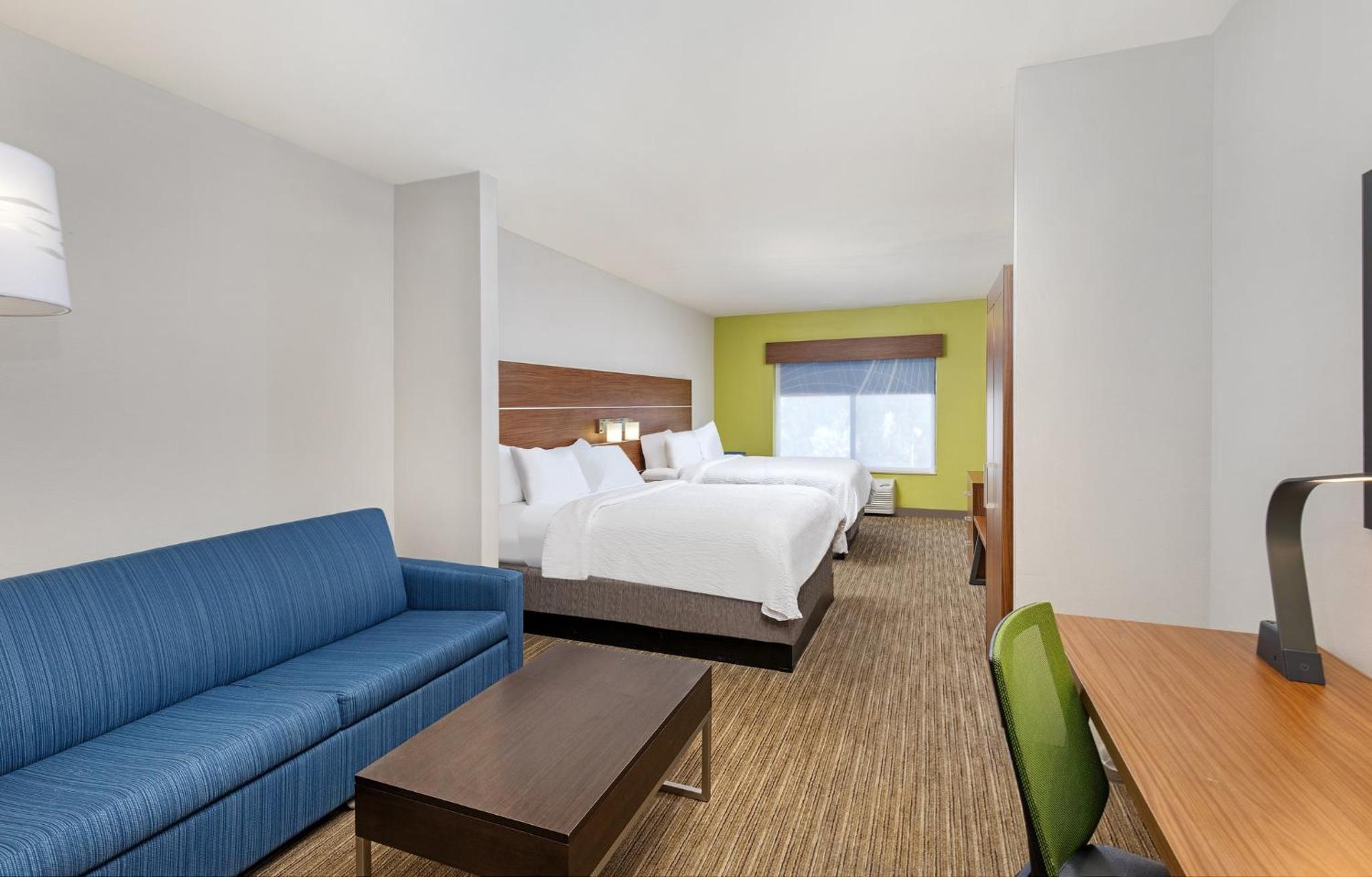Queen Suite with Two Queen Beds - Photo 2