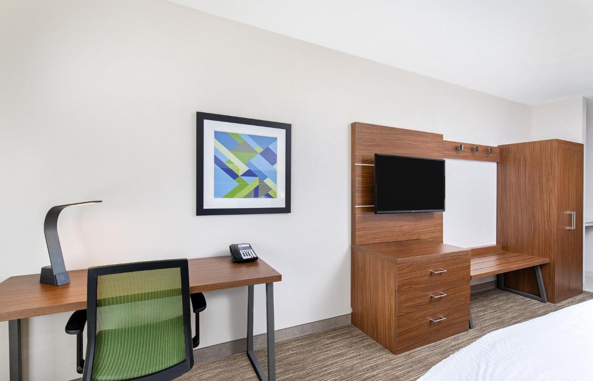 Standard Room with Two Queen Beds - Photo 5
