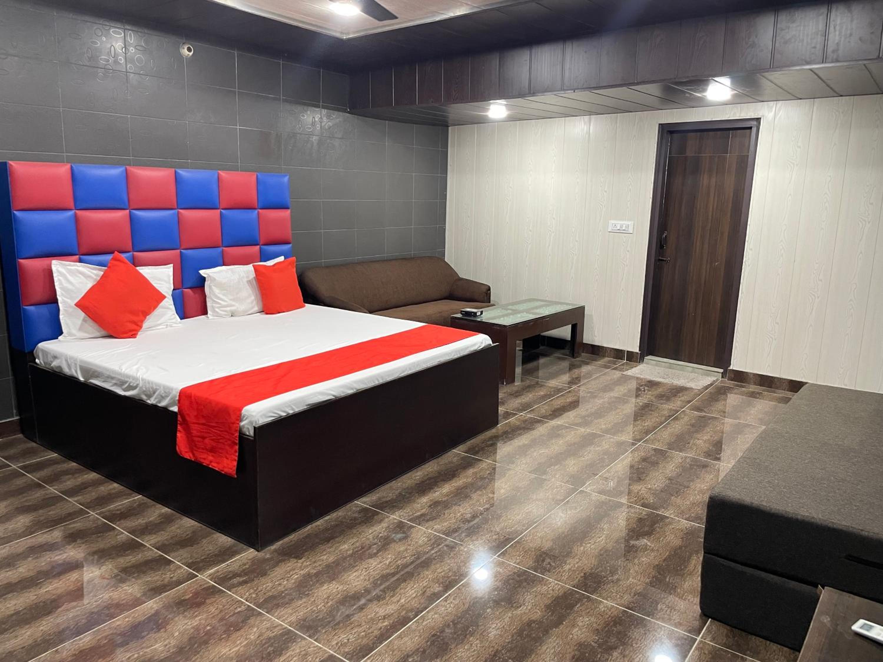 Deluxe King Room photo 1