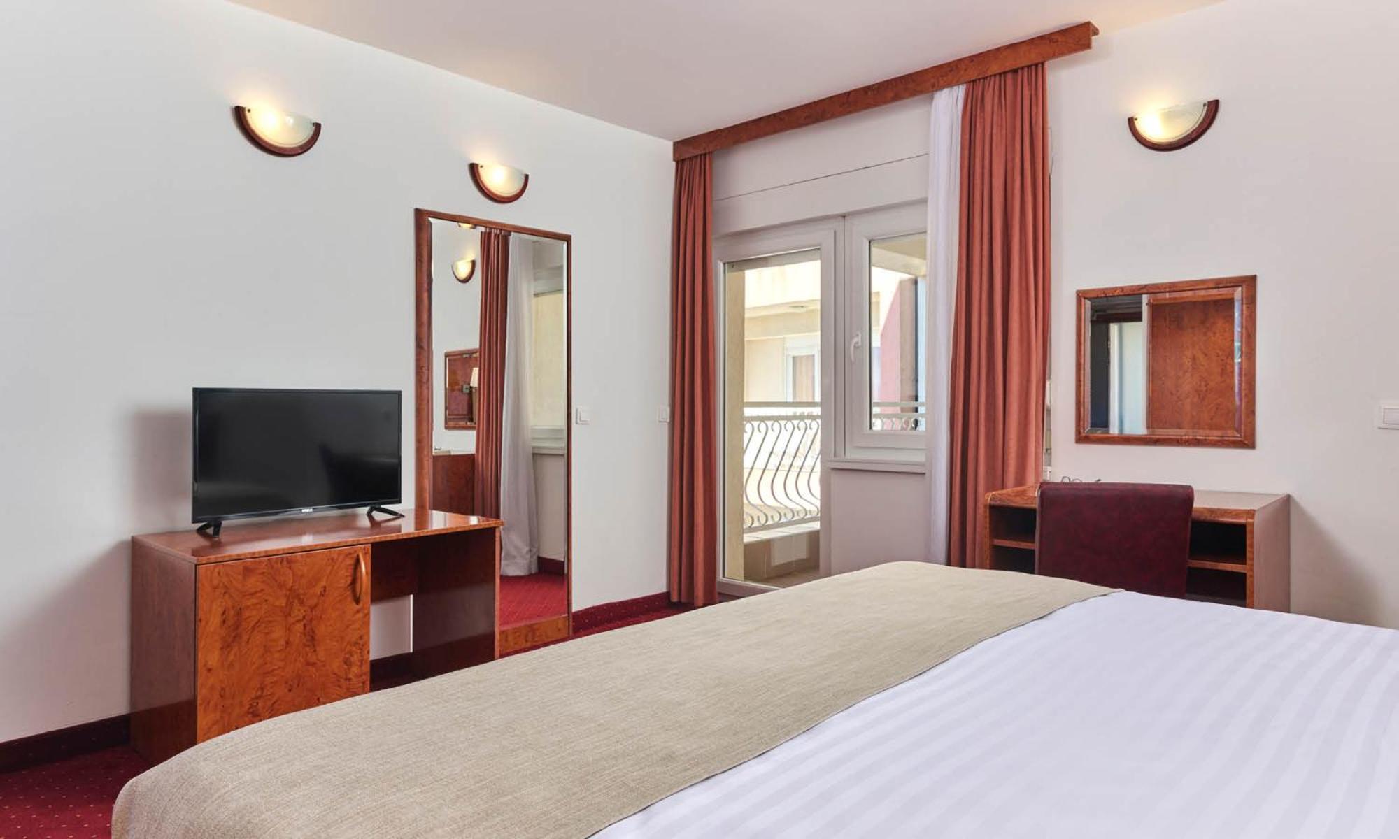 Comfort Double Room with Balcony and Partial Sea View - Photo 8