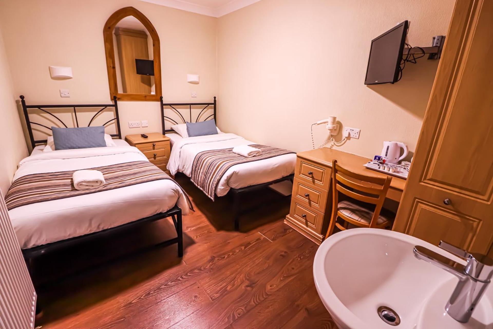 Twin Room with Shared Bathroom photo 2