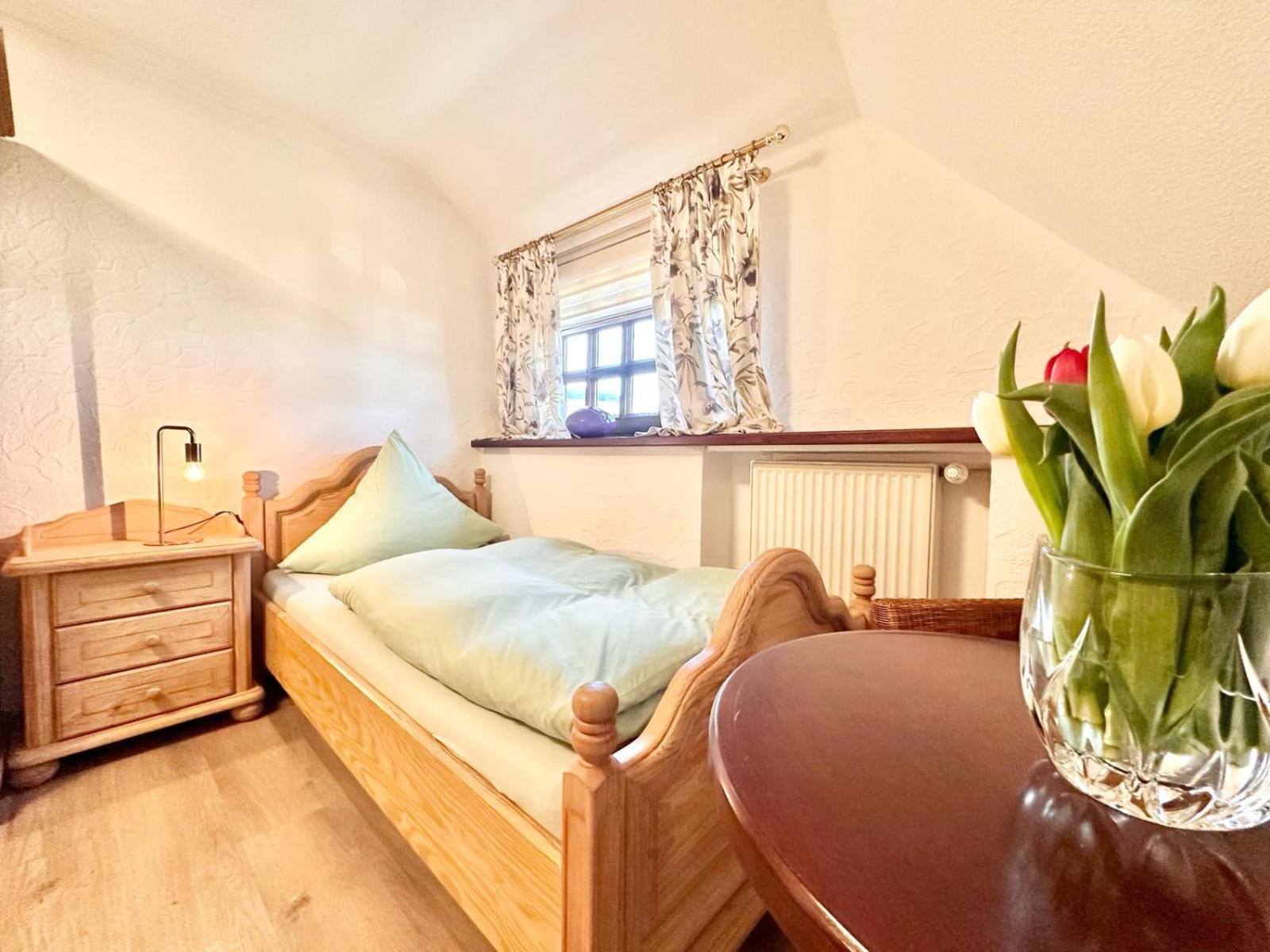 Single Room with Bathroom photo 2
