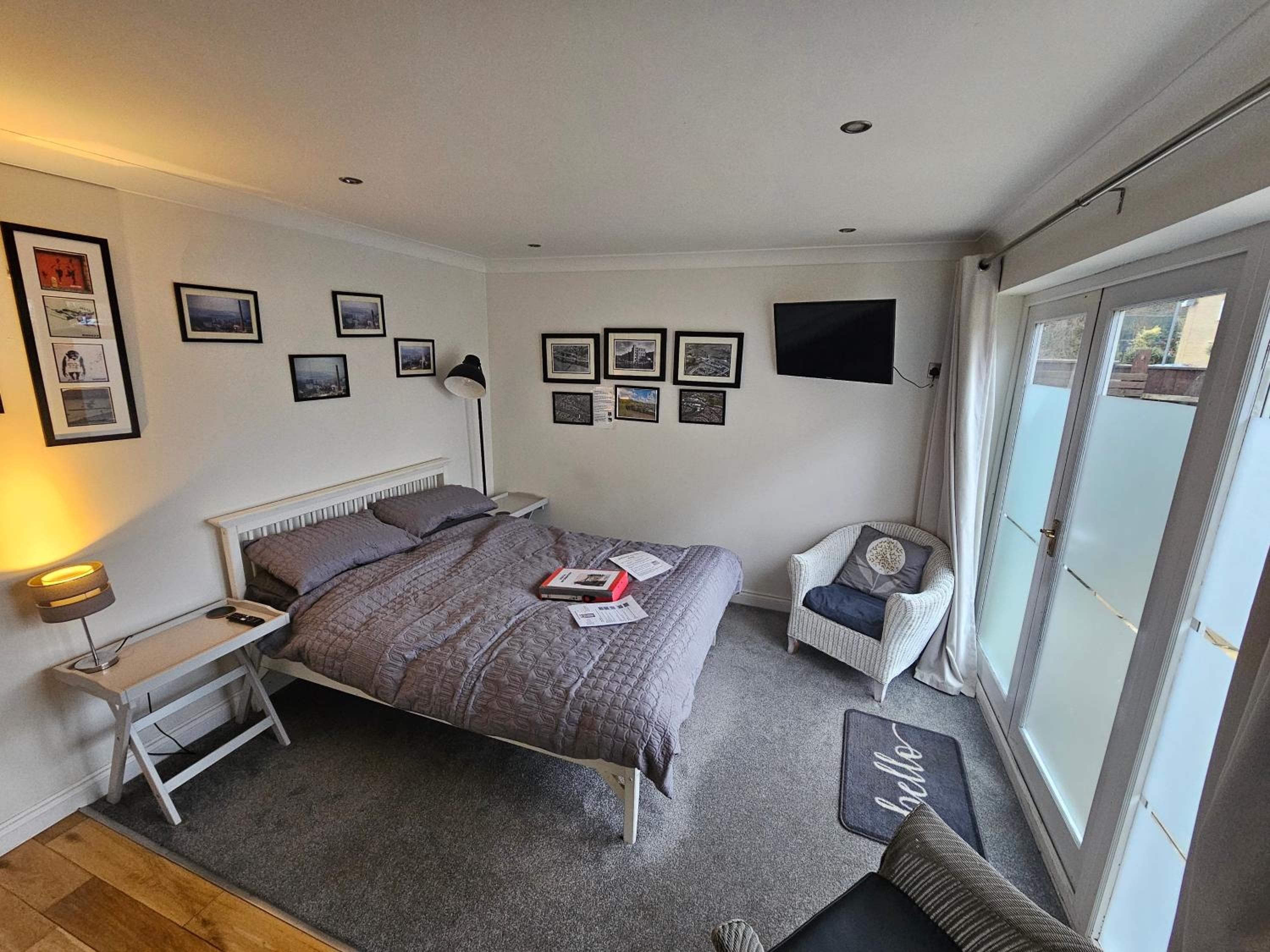 One-Bedroom Apartment photo 1