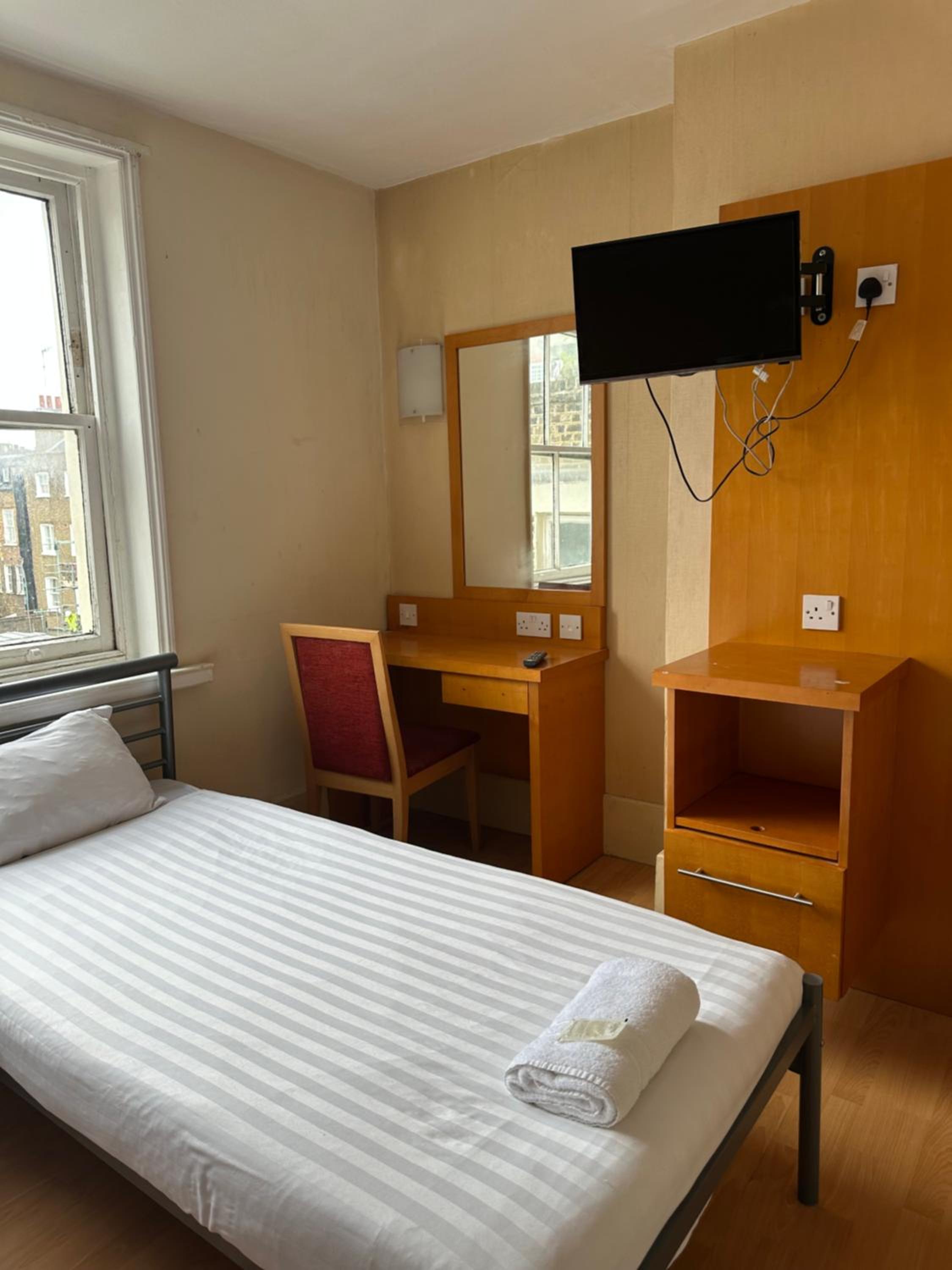Budget Single Room with Shared Bathroom photo 2