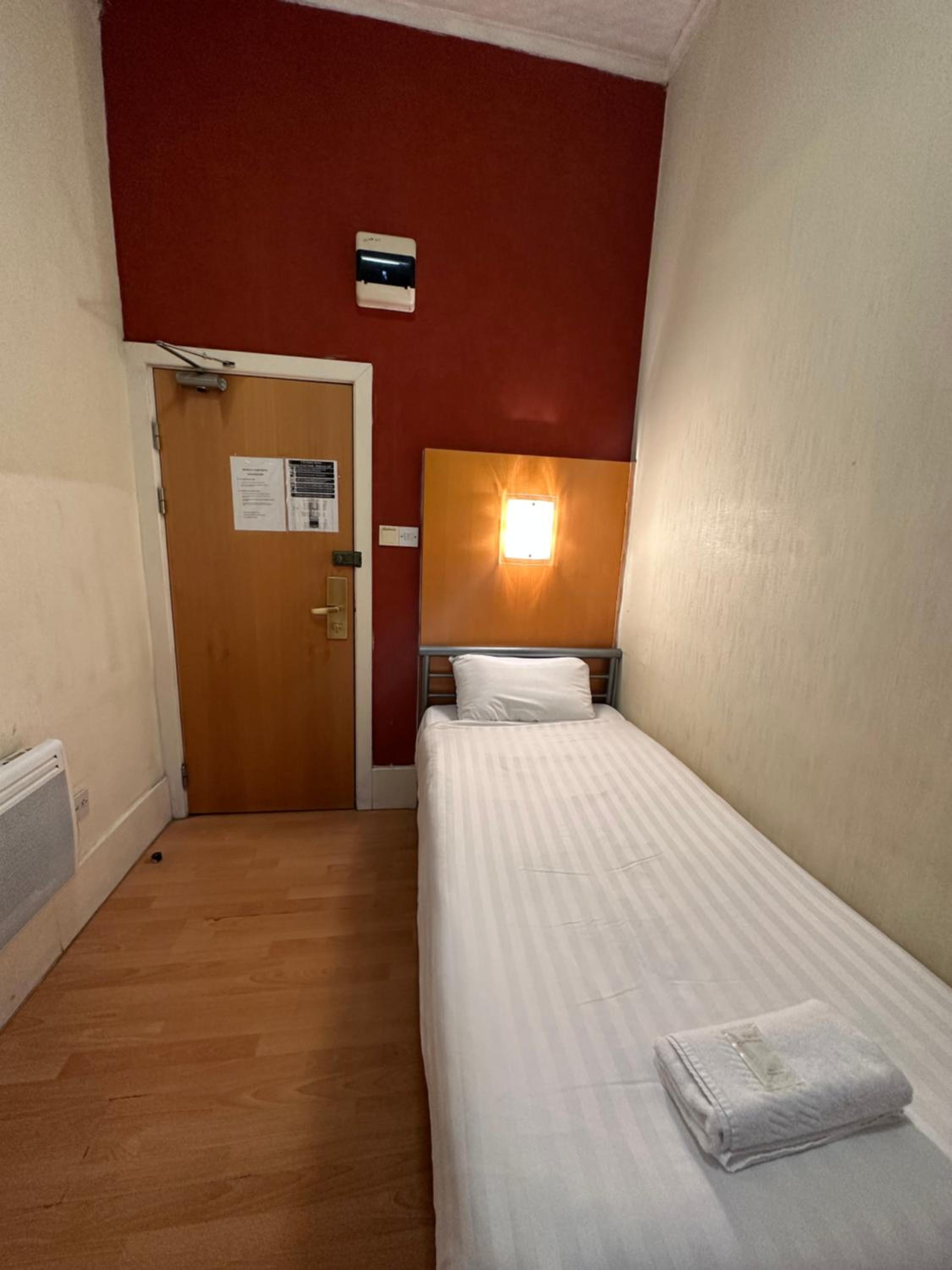 Budget Single Room with Shared Bathroom photo 1