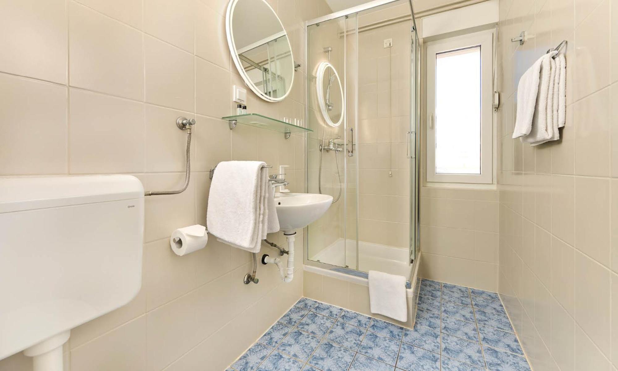 Standard Double Room with Balcony - Photo 4