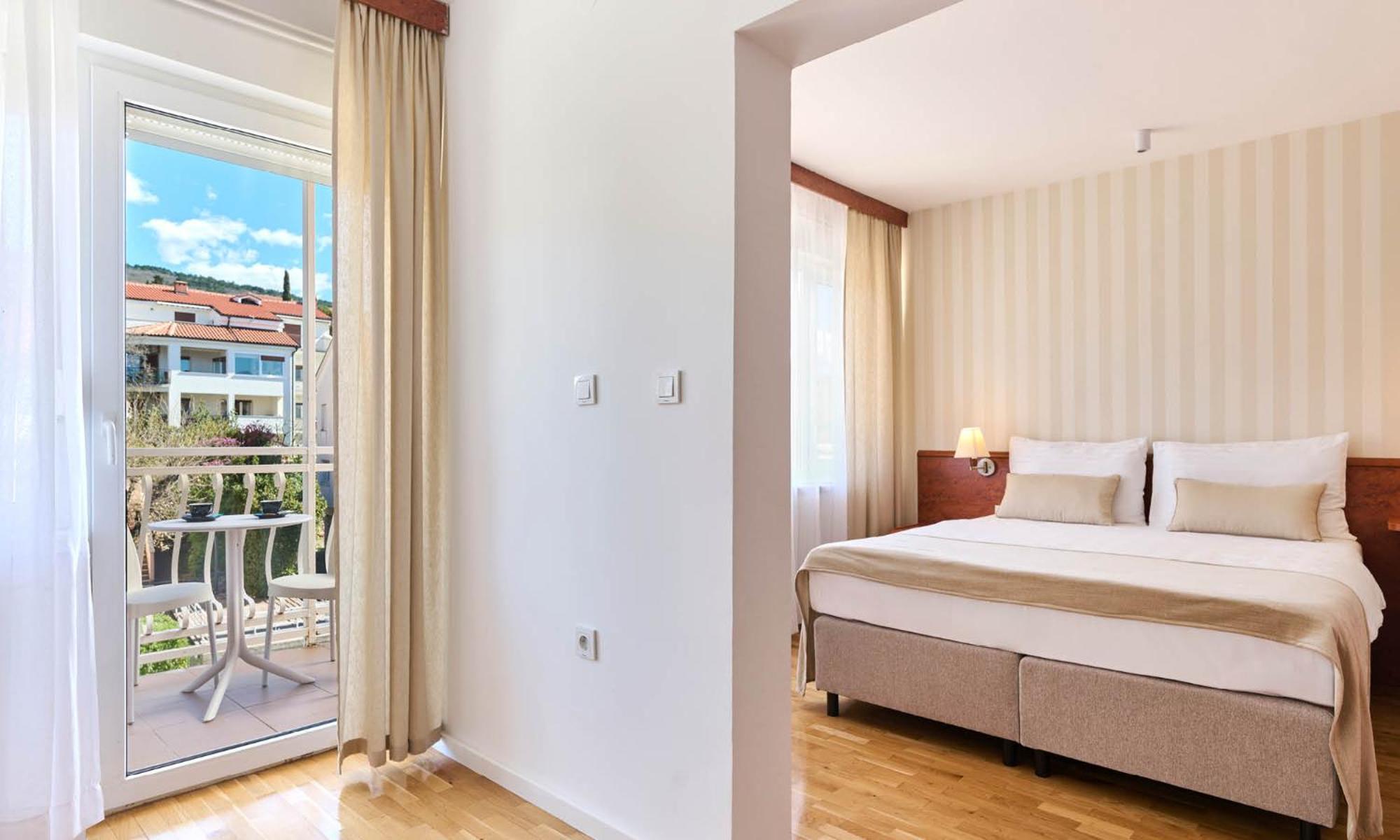 Standard Double Room with Balcony - Photo 2