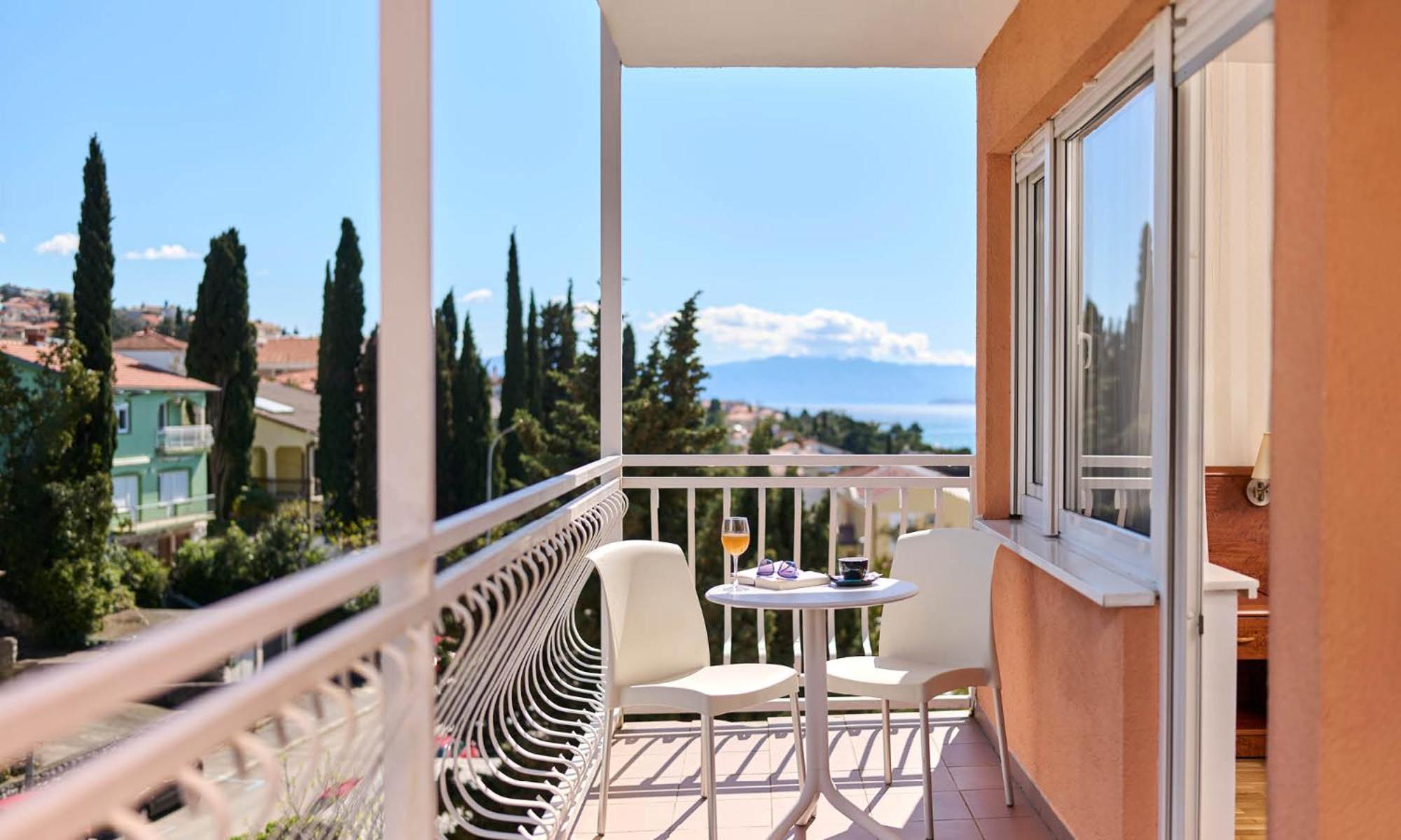 Standard Double Room with Balcony - Photo 3