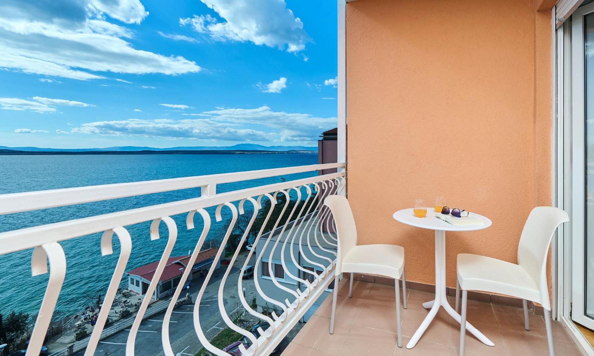 Standard Double Room with Sea View and Balcony - Photo 2