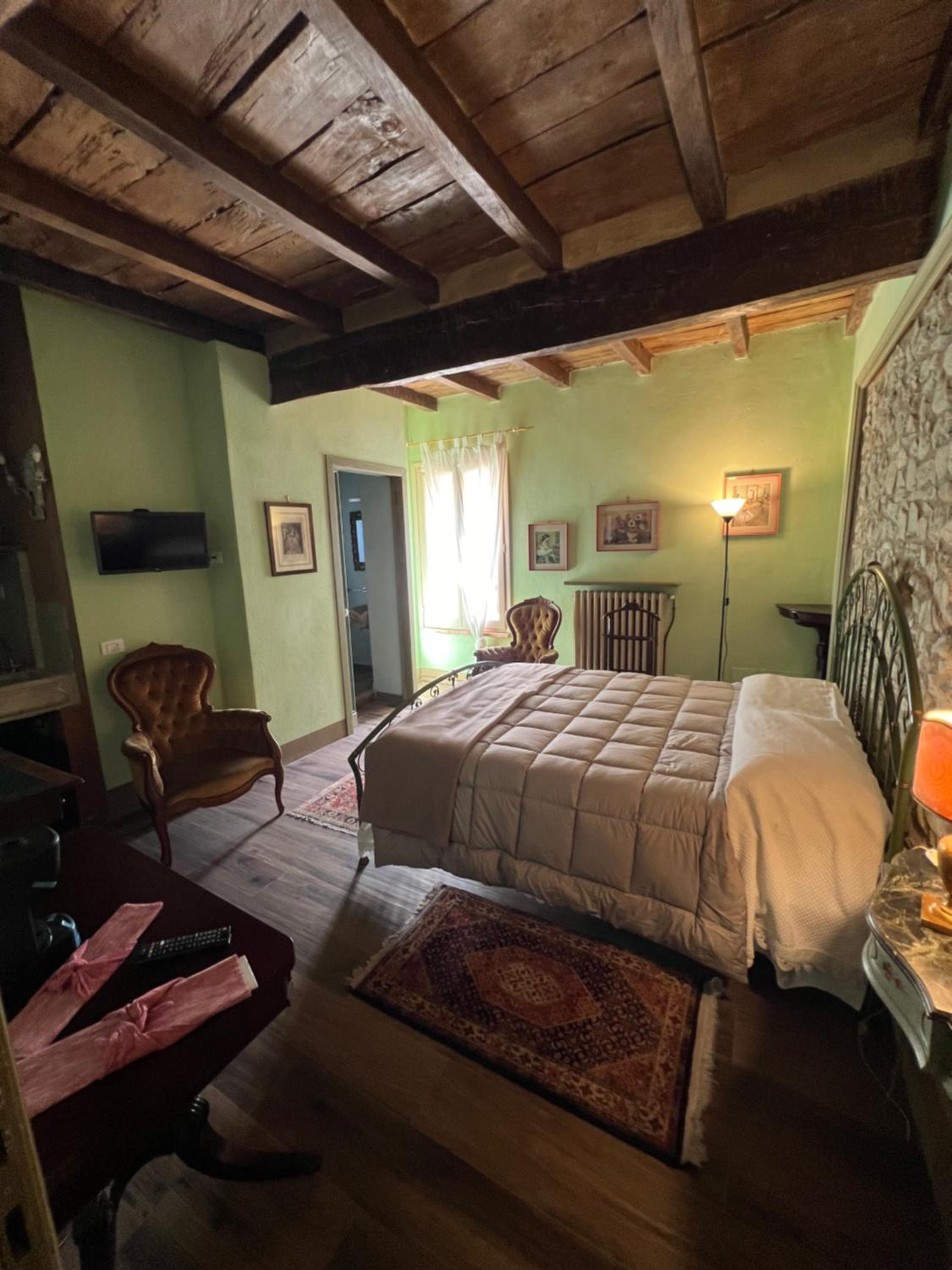 Deluxe King Room photo 1