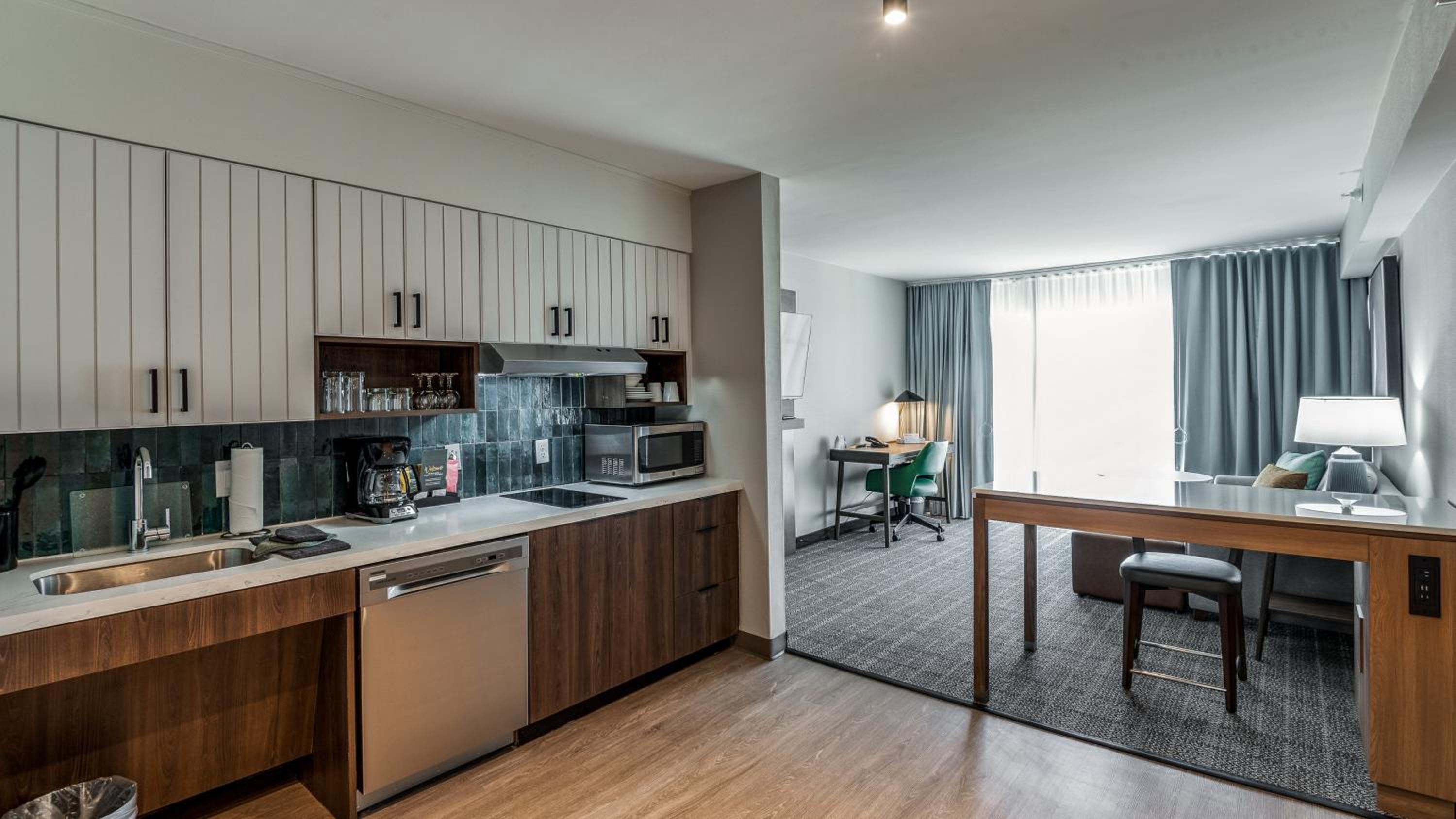 One-Bedroom Suite - Communications and Mobility Accessible - Photo 12