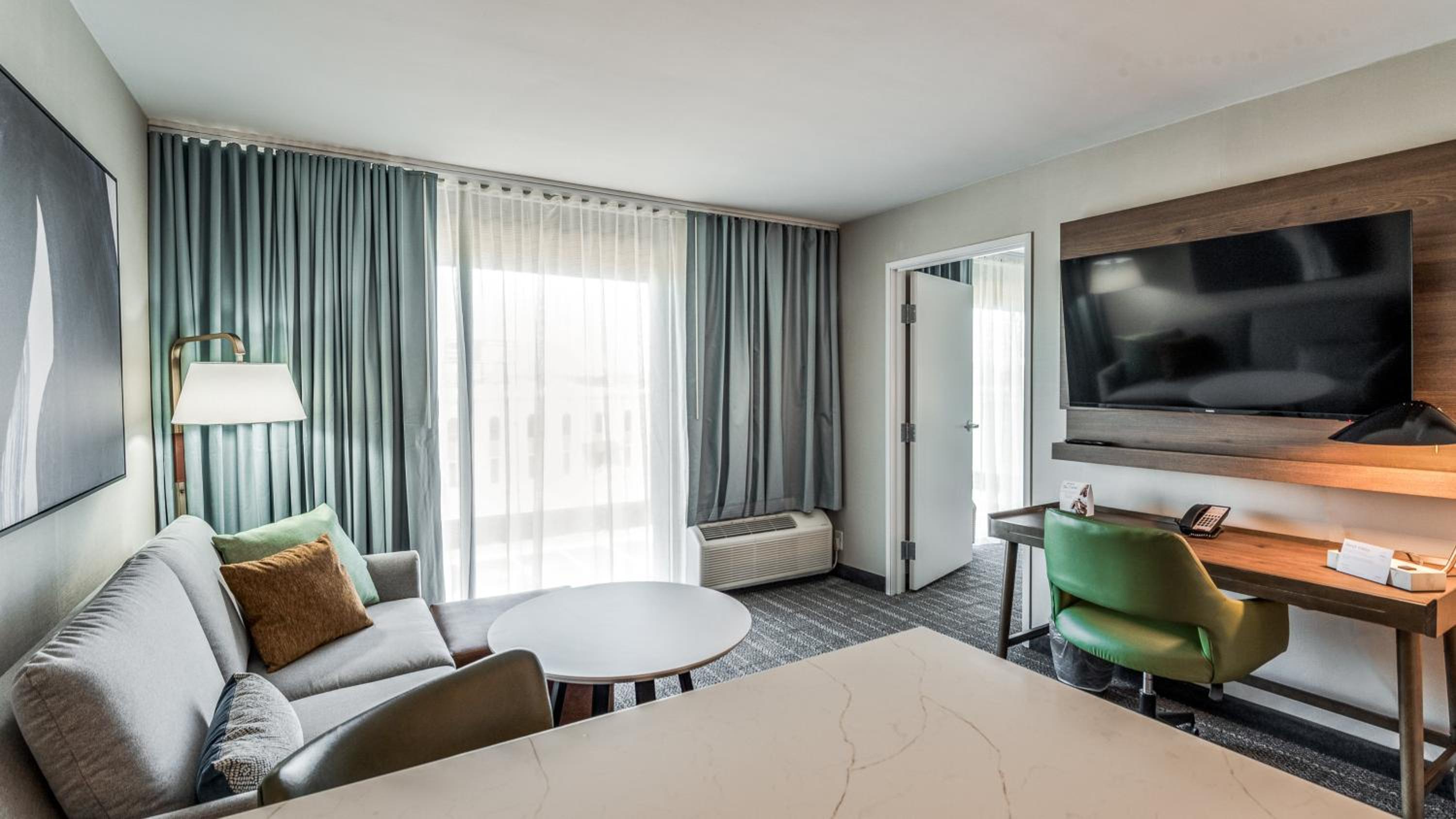 One-Bedroom Suite - Photo 11