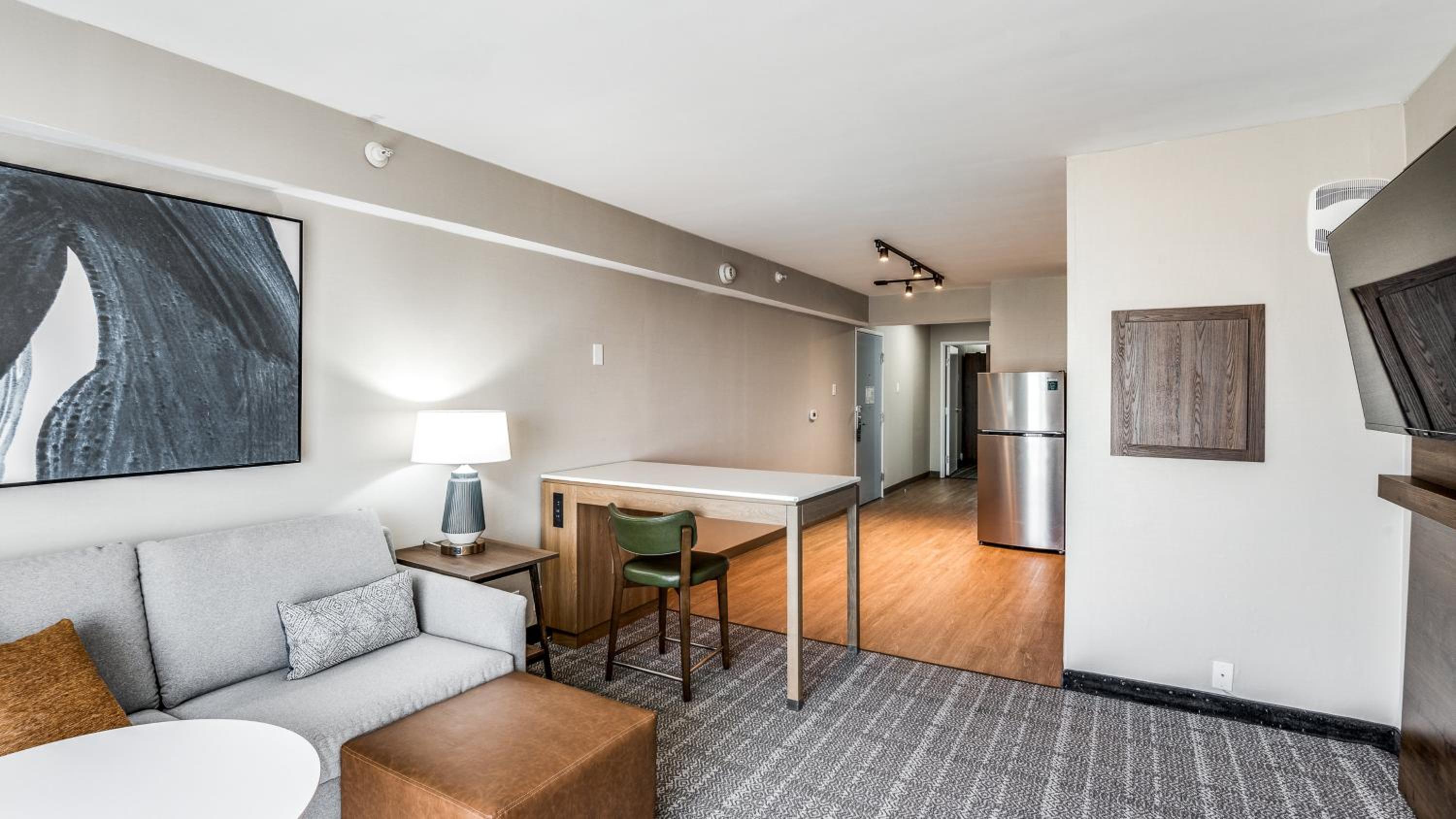 One-Bedroom Suite - Communications and Mobility Accessible - Photo 8