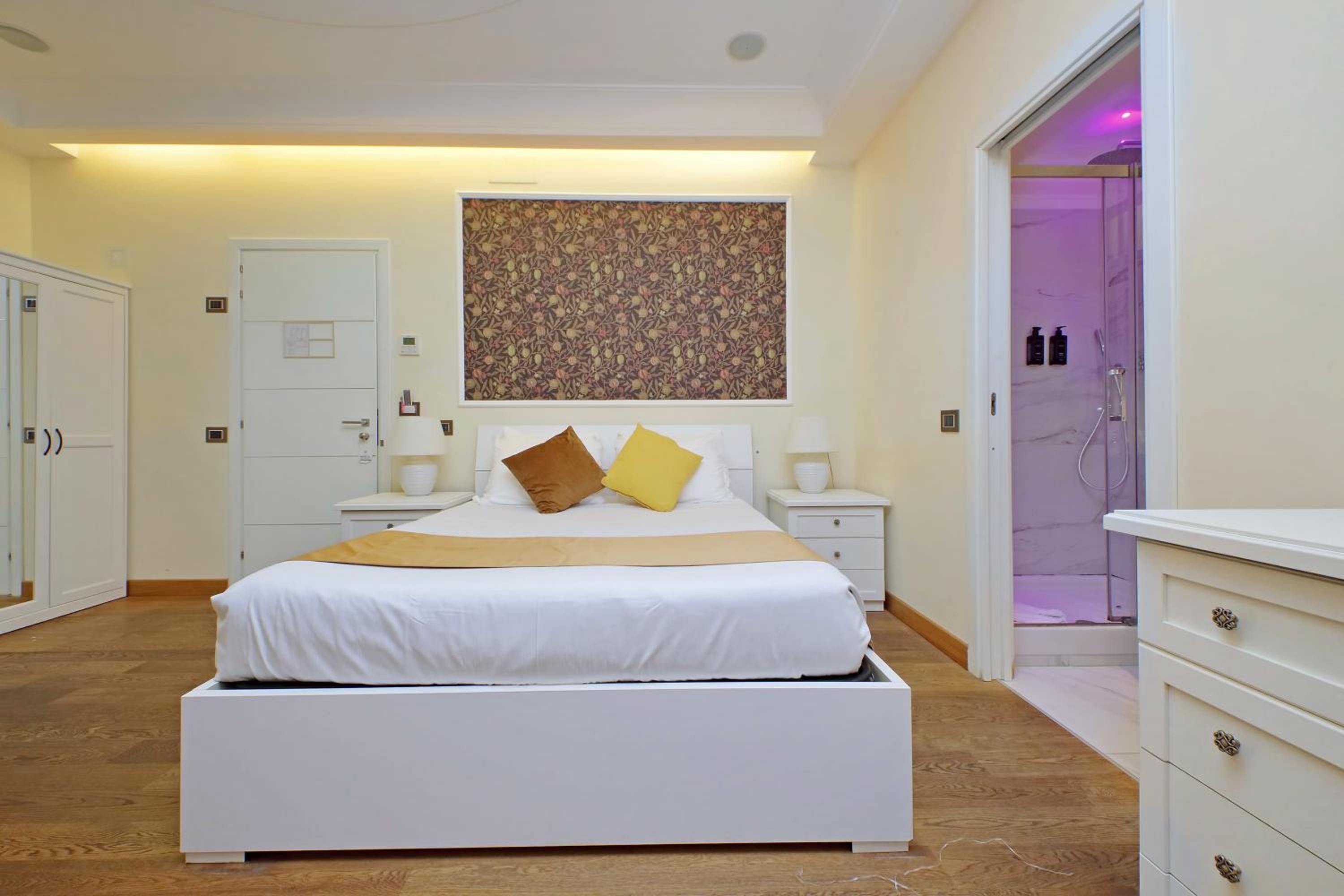 Queen Room photo 1