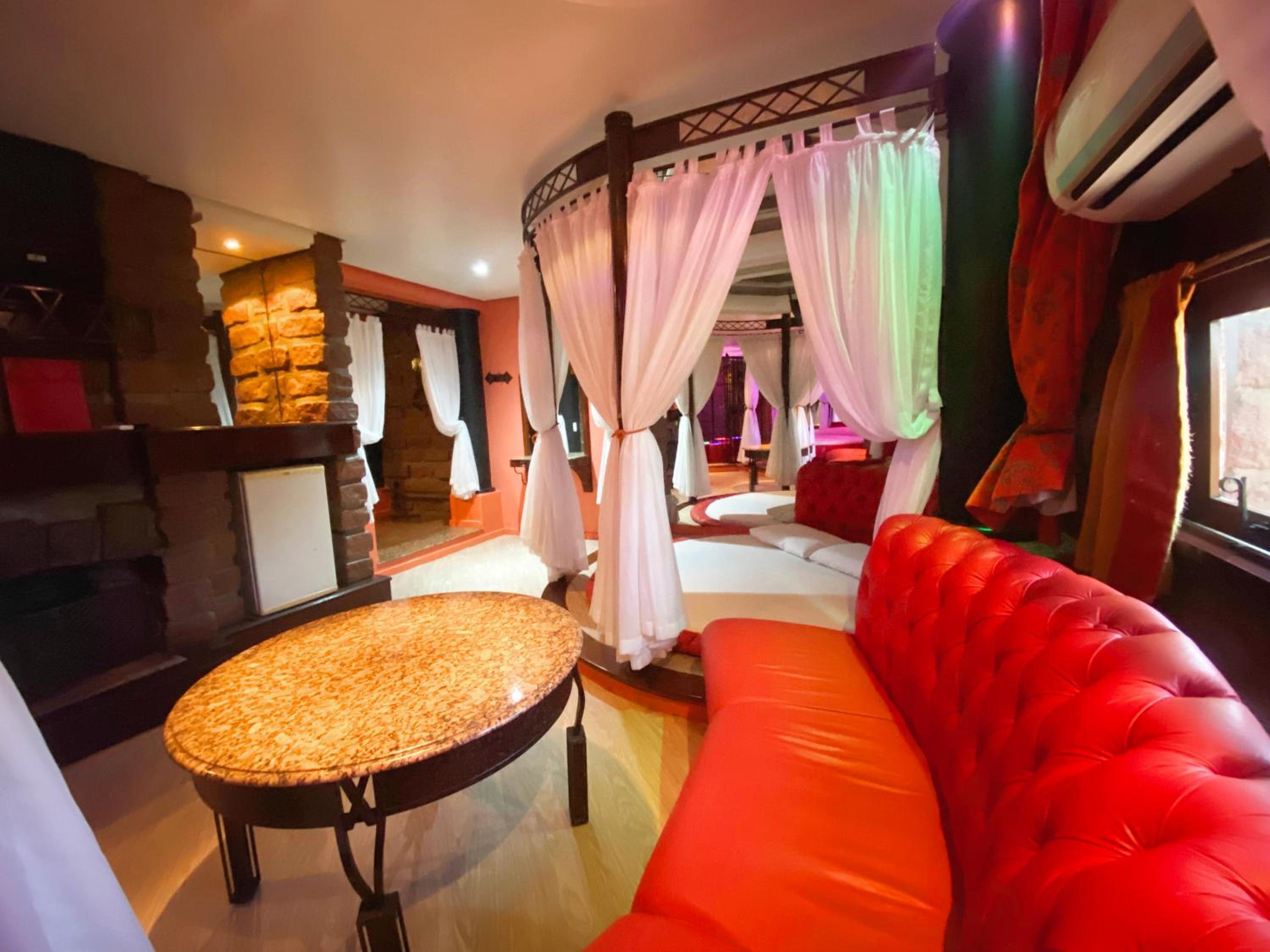 Deluxe Suite with Spa Bath photo 2