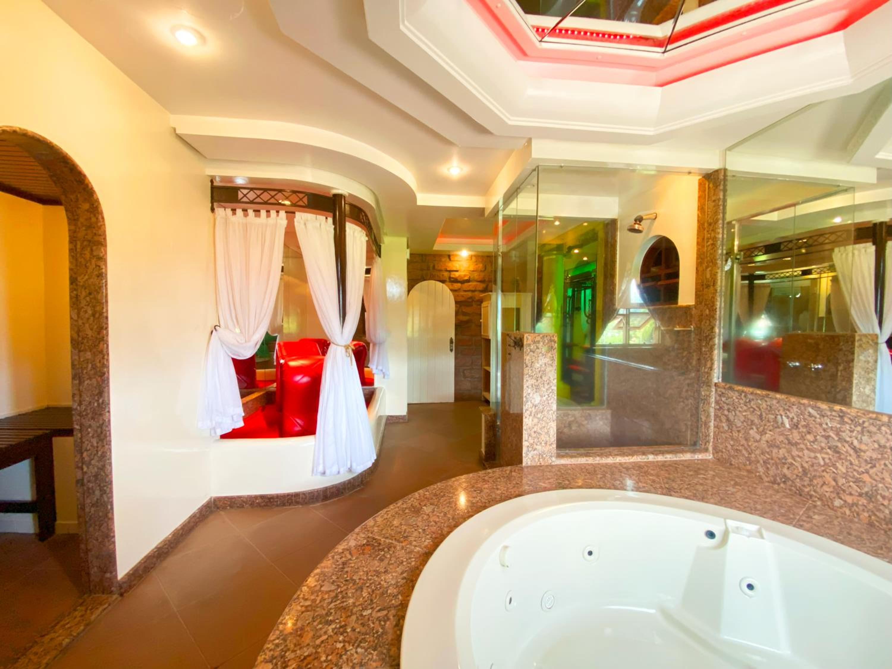 Deluxe Suite with Spa Bath photo 3