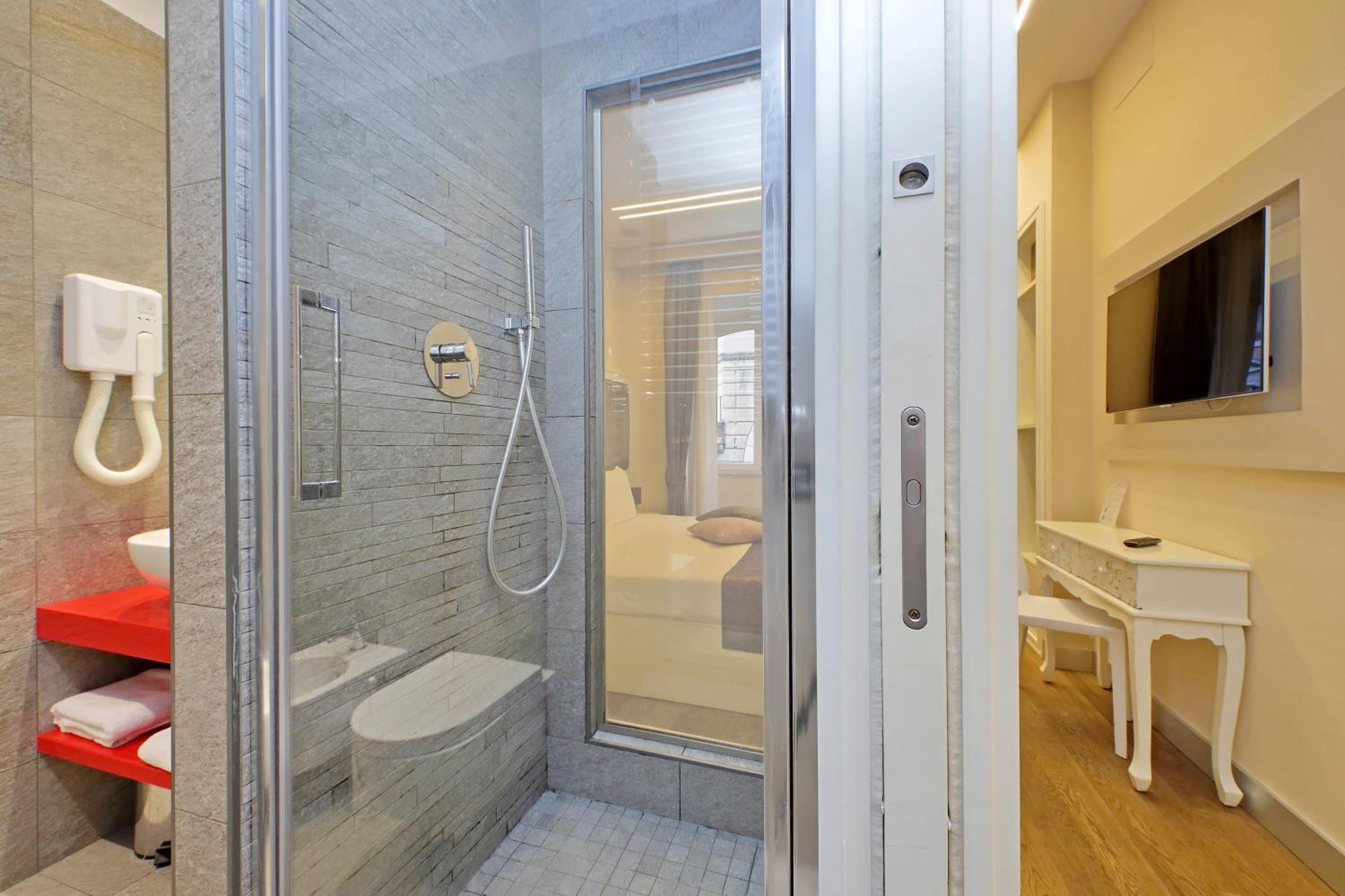 Quadruple Room with Private Bathroom photo 3