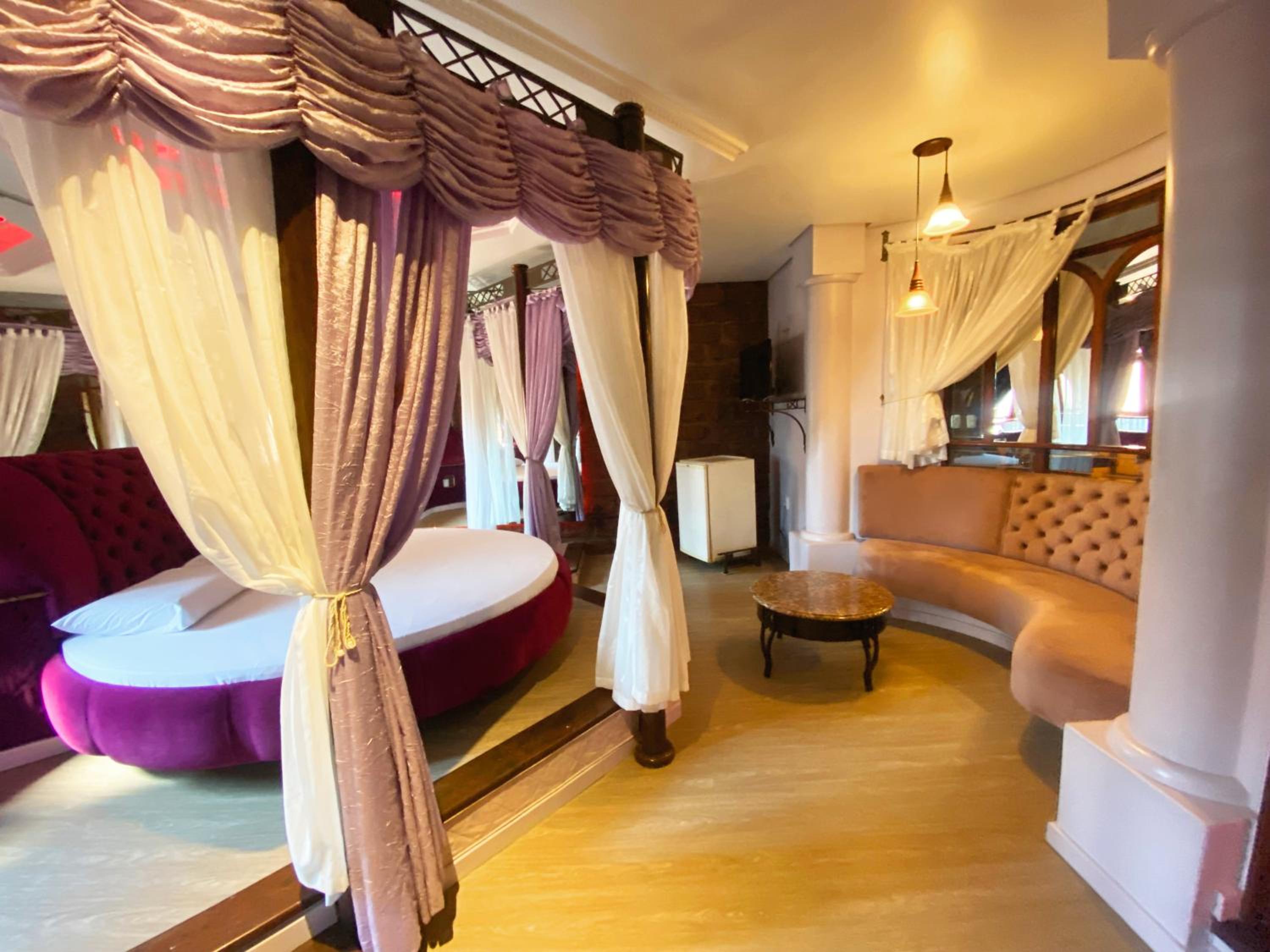 Queen Suite with Spa Bath photo 1