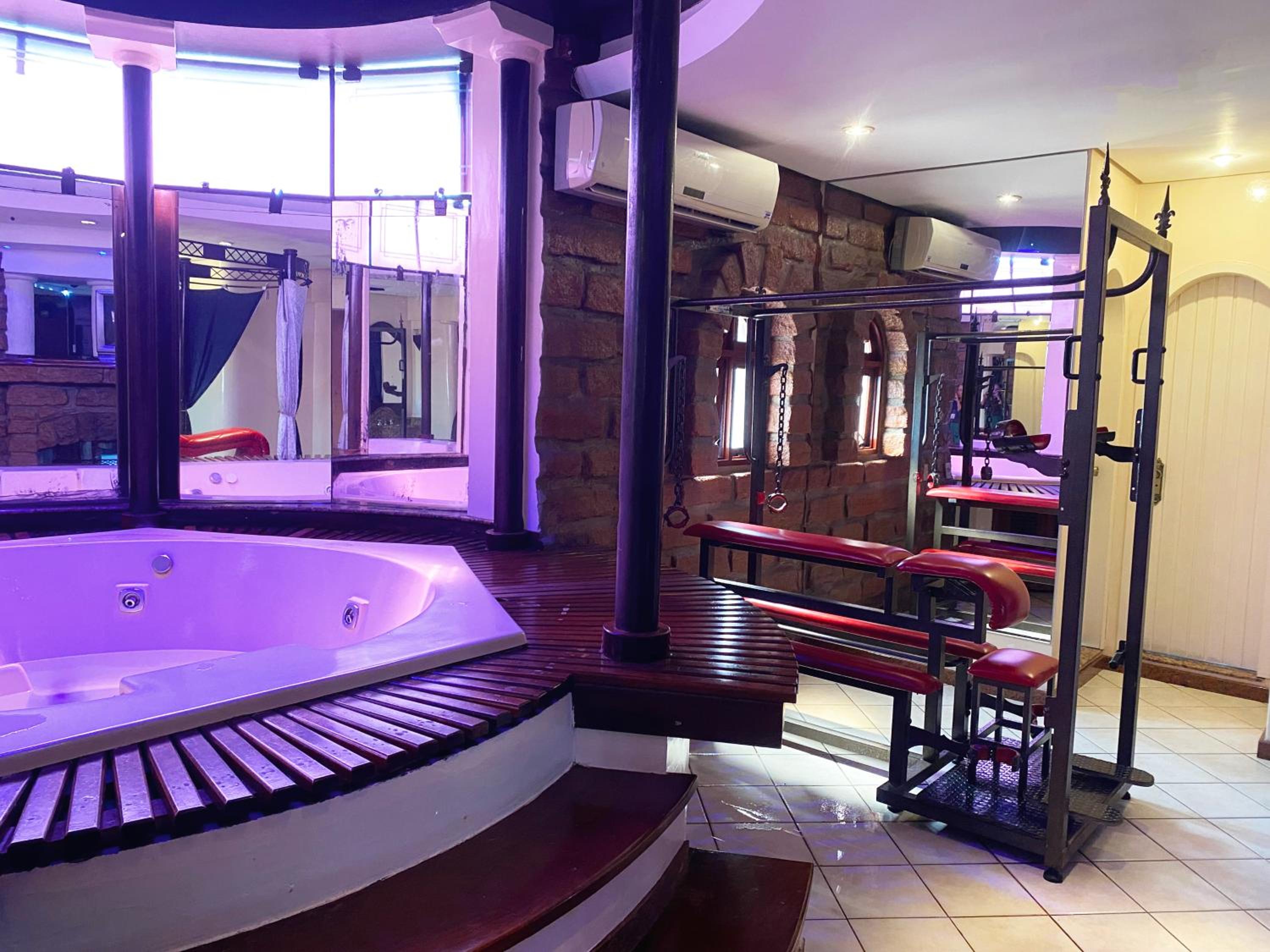 Queen Suite with Spa Bath photo 3