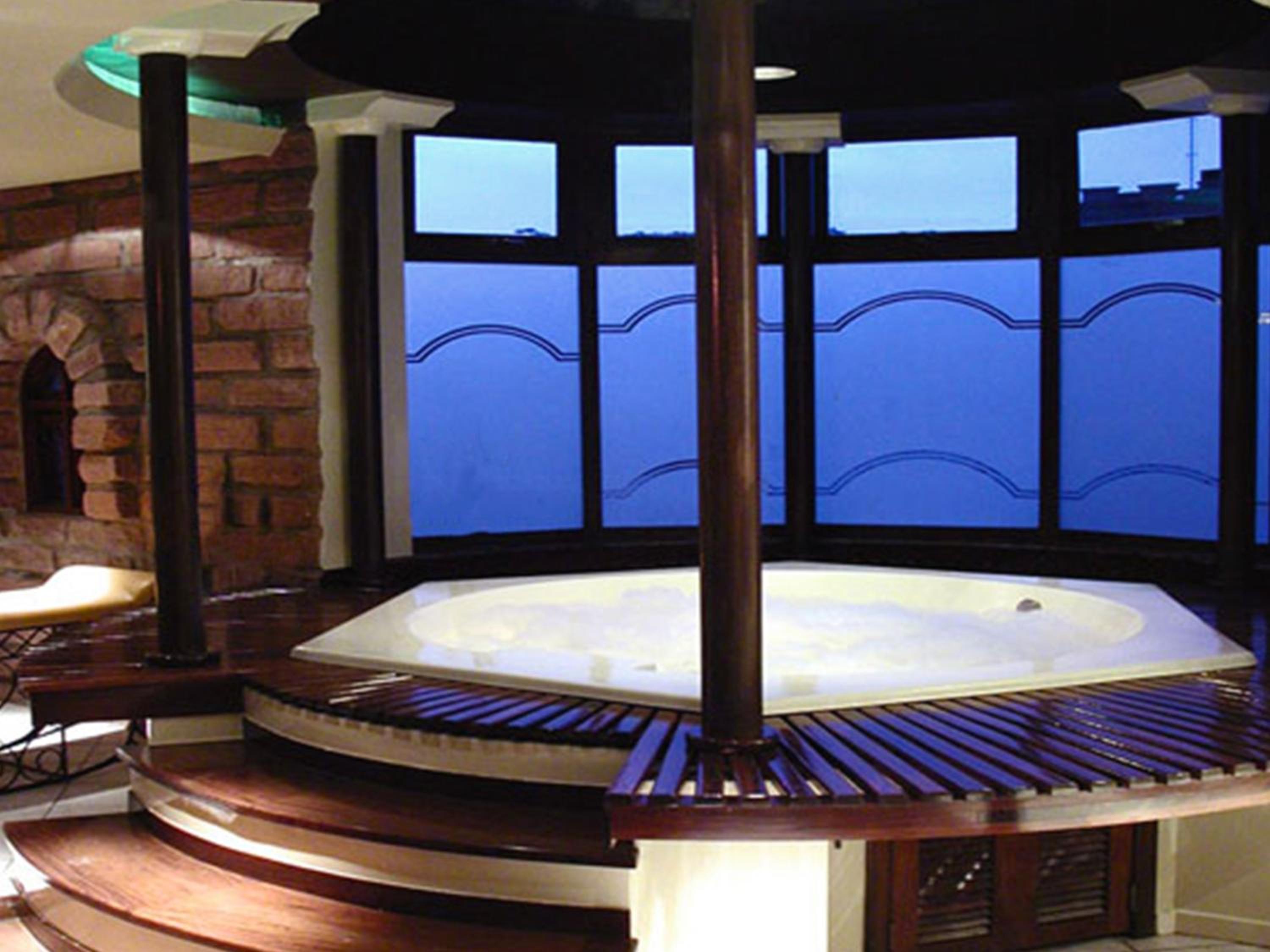 Queen Suite with Spa Bath photo 2
