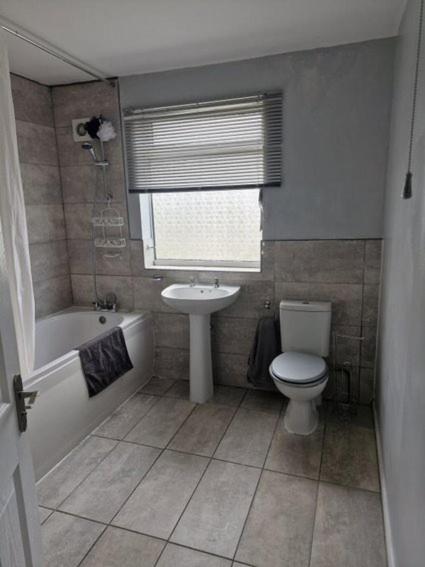 Three-Bedroom House photo 3