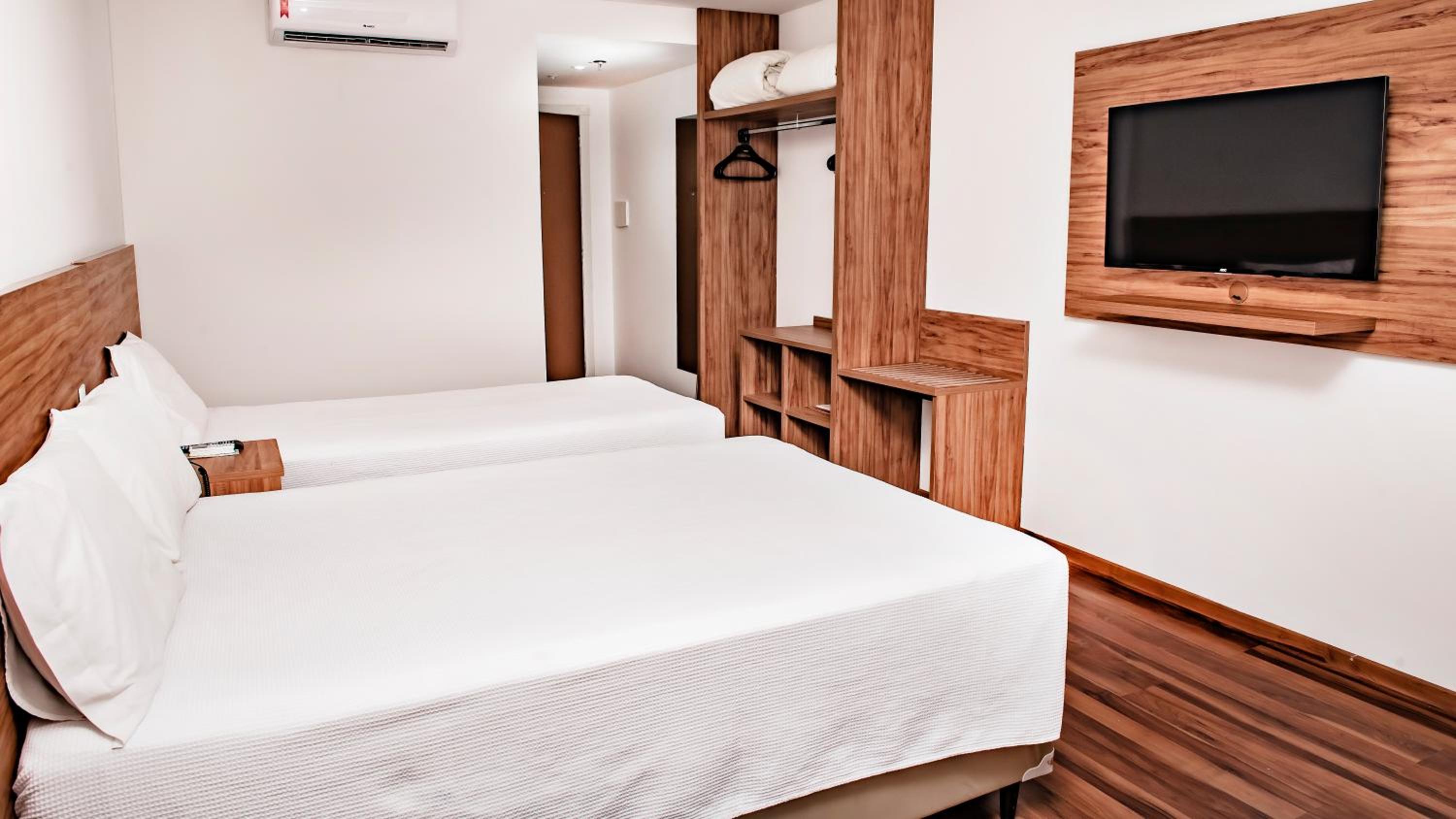 Quadruple Room - Disability Access photo 2
