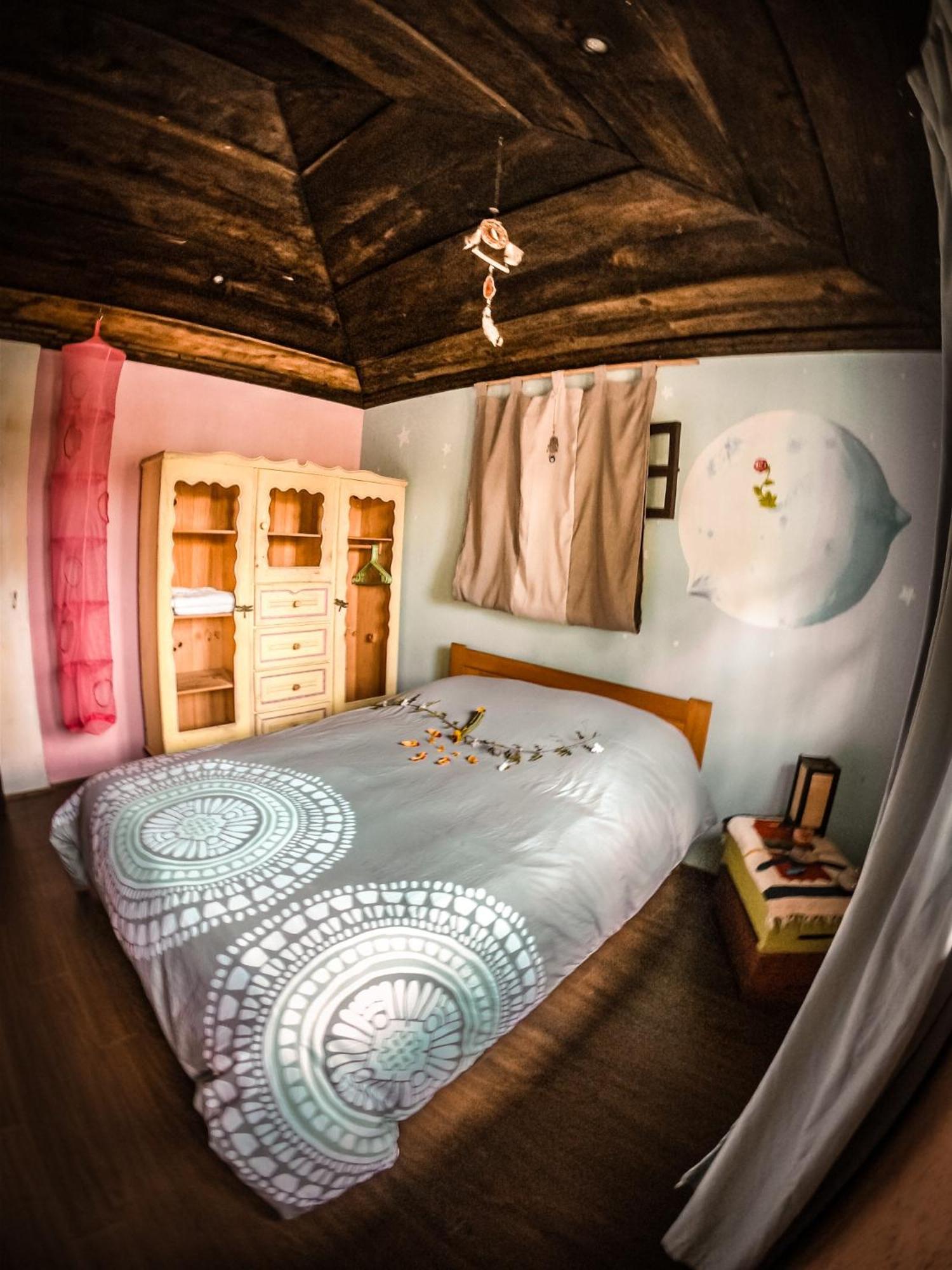 Queen Room with Shared Bathroom photo 1