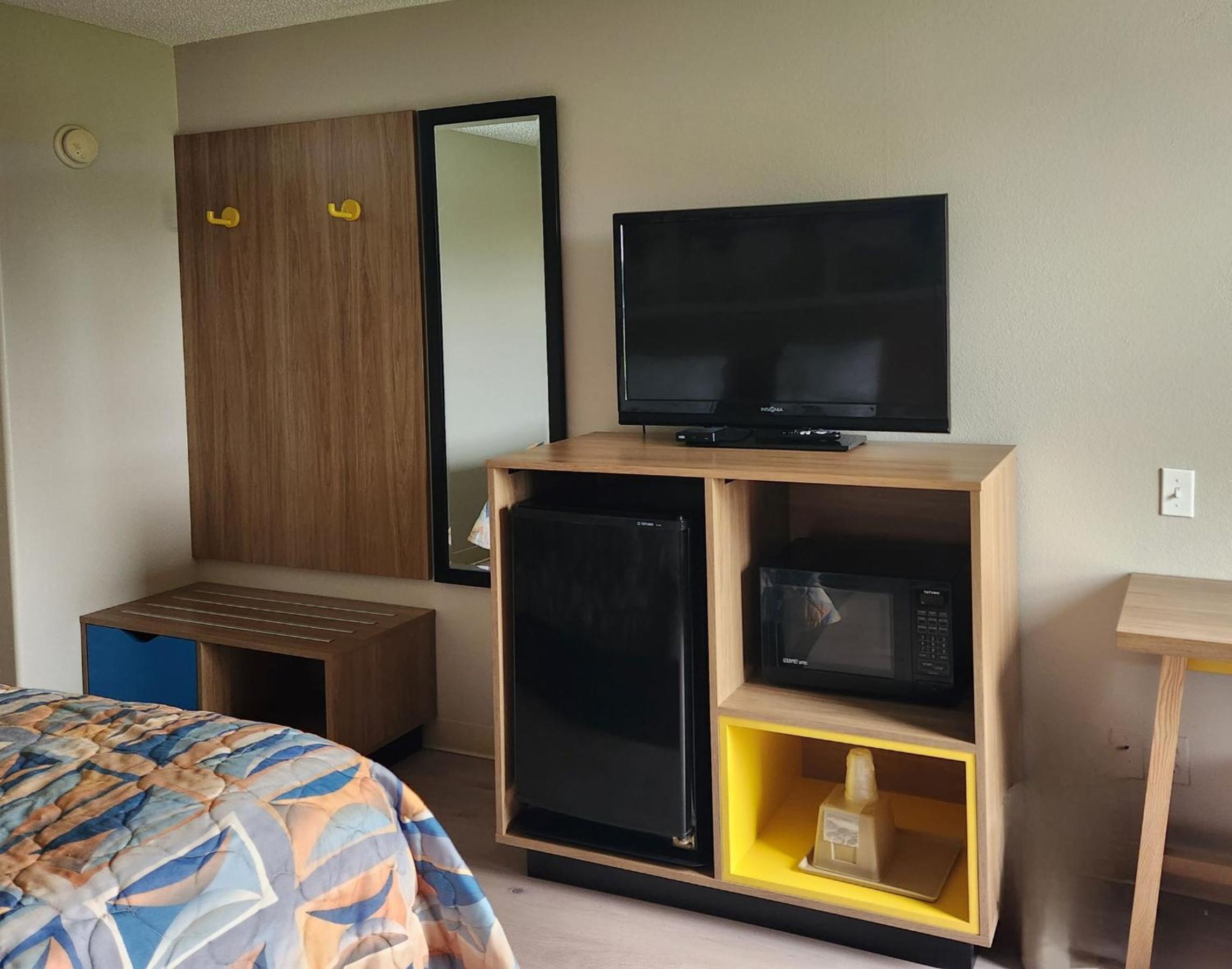 King Room - Non-Smoking - Photo 2