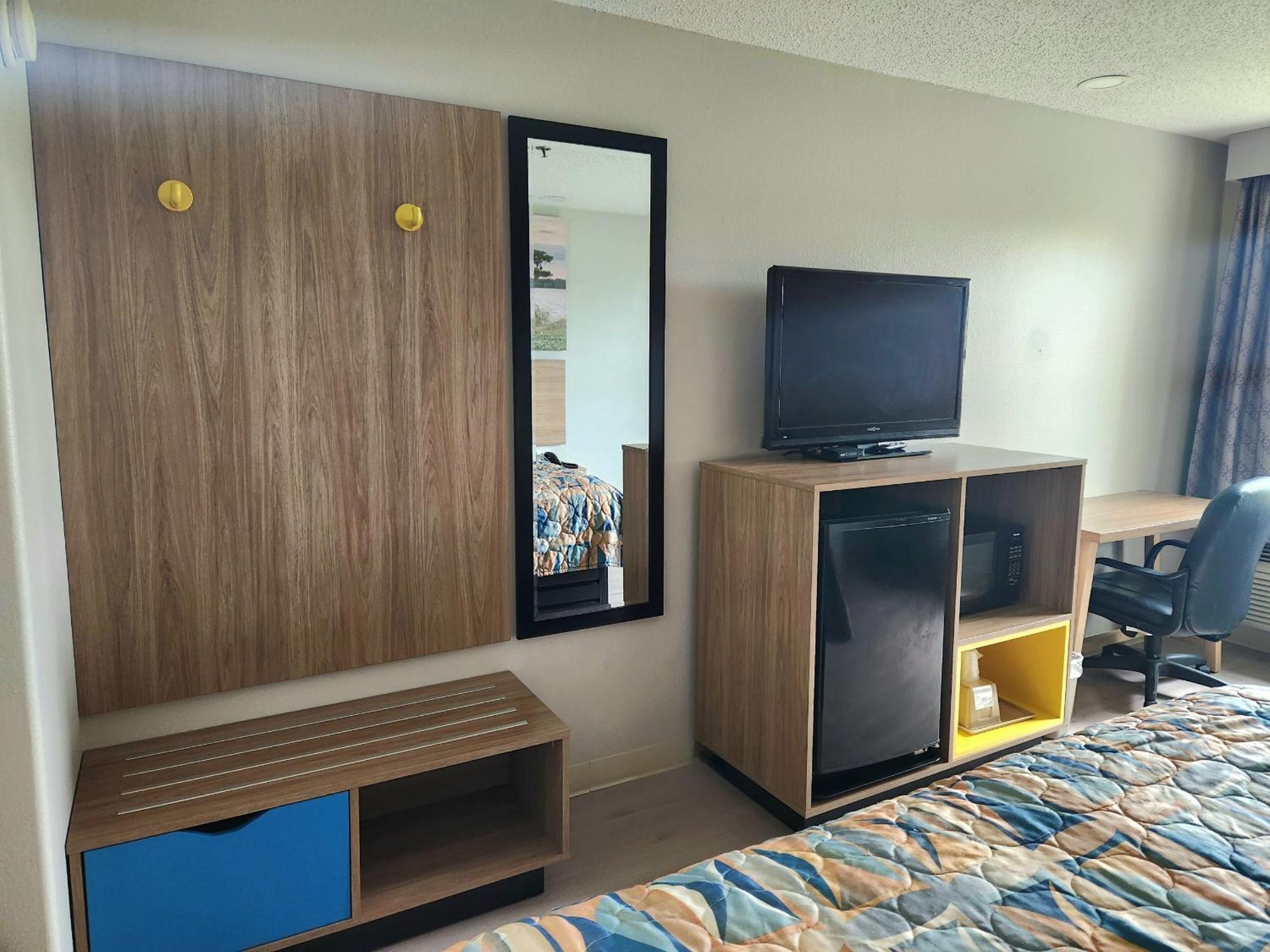 King Room - Non-Smoking - Photo 4