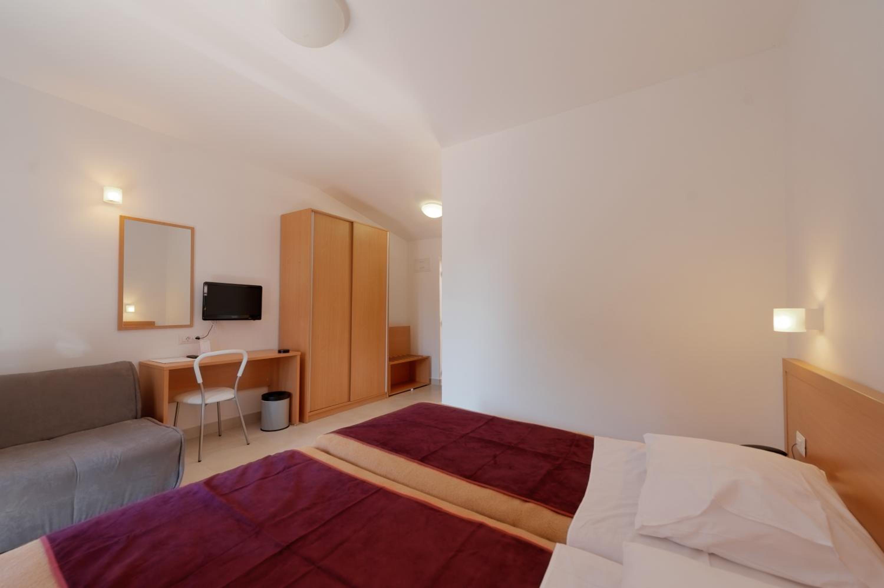 Standard Twin Room - Photo 6