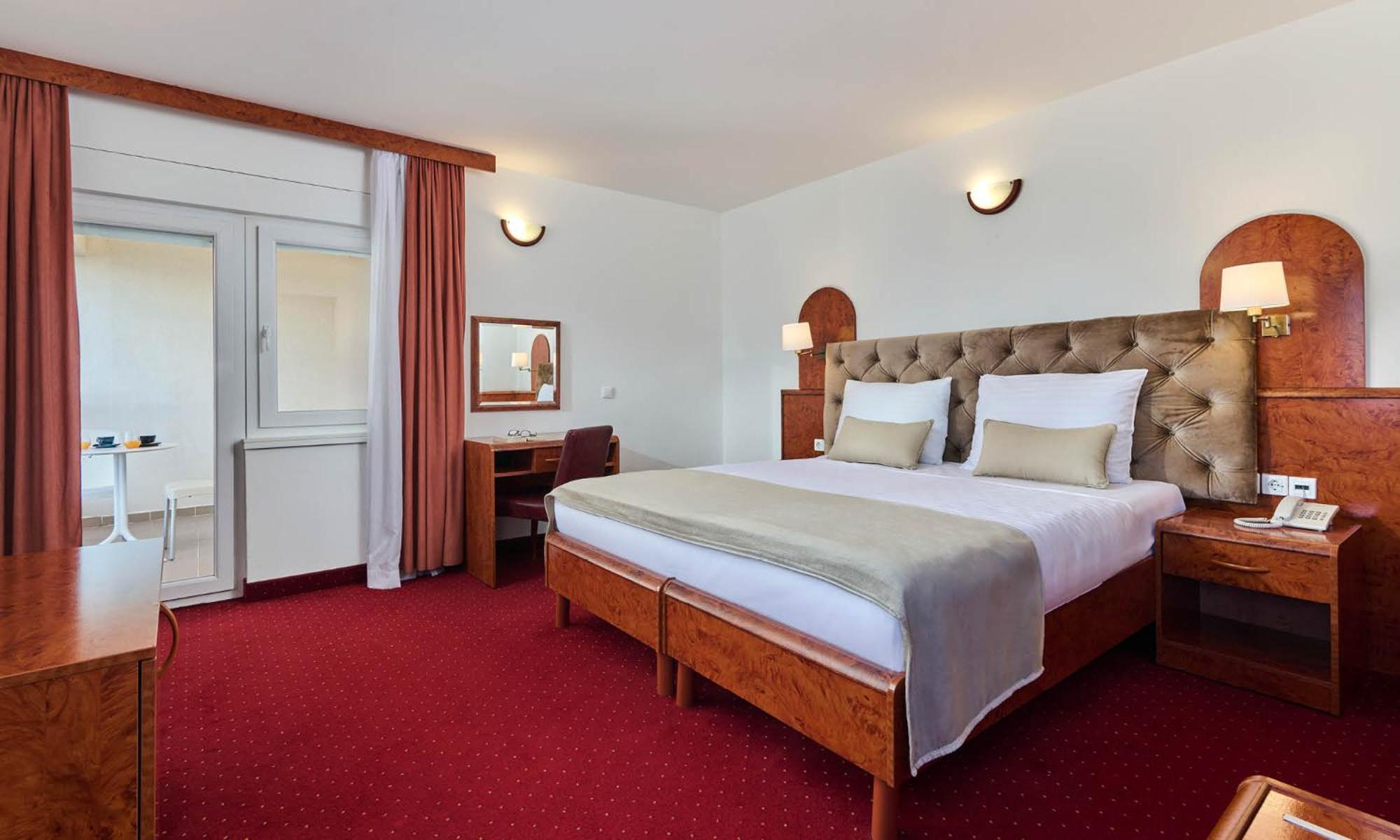 Comfort Double Room with Balcony and Partial Sea View - Photo 3
