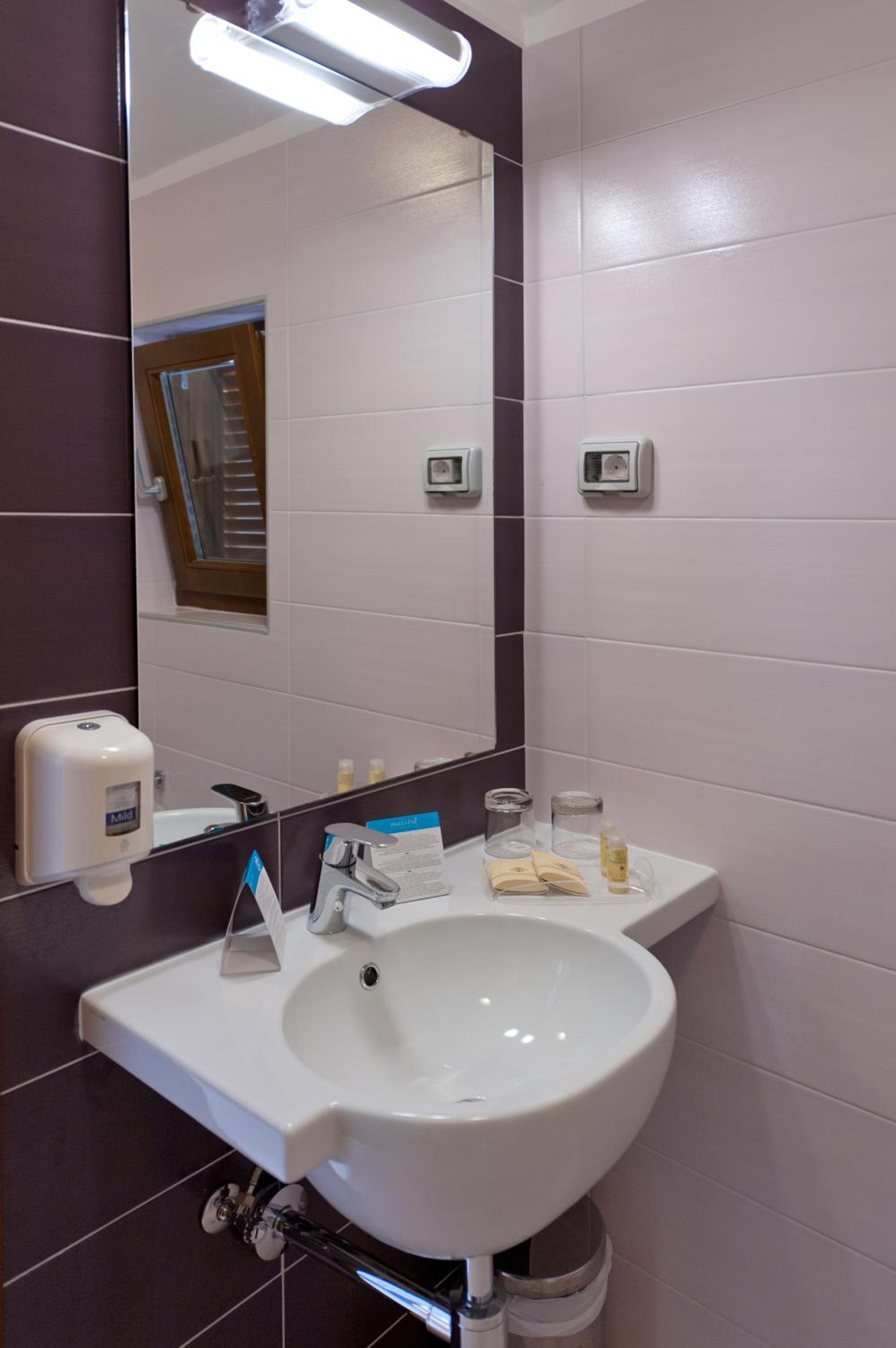 Standard Twin Room - Photo 5
