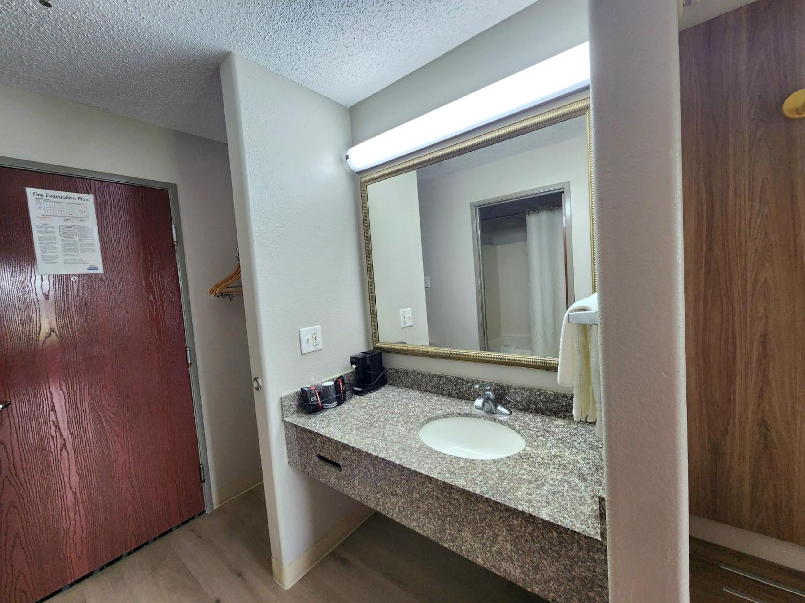 King Room with Mobility Access and Bathtub with Grab Bars, Non-Smoking - Photo 2