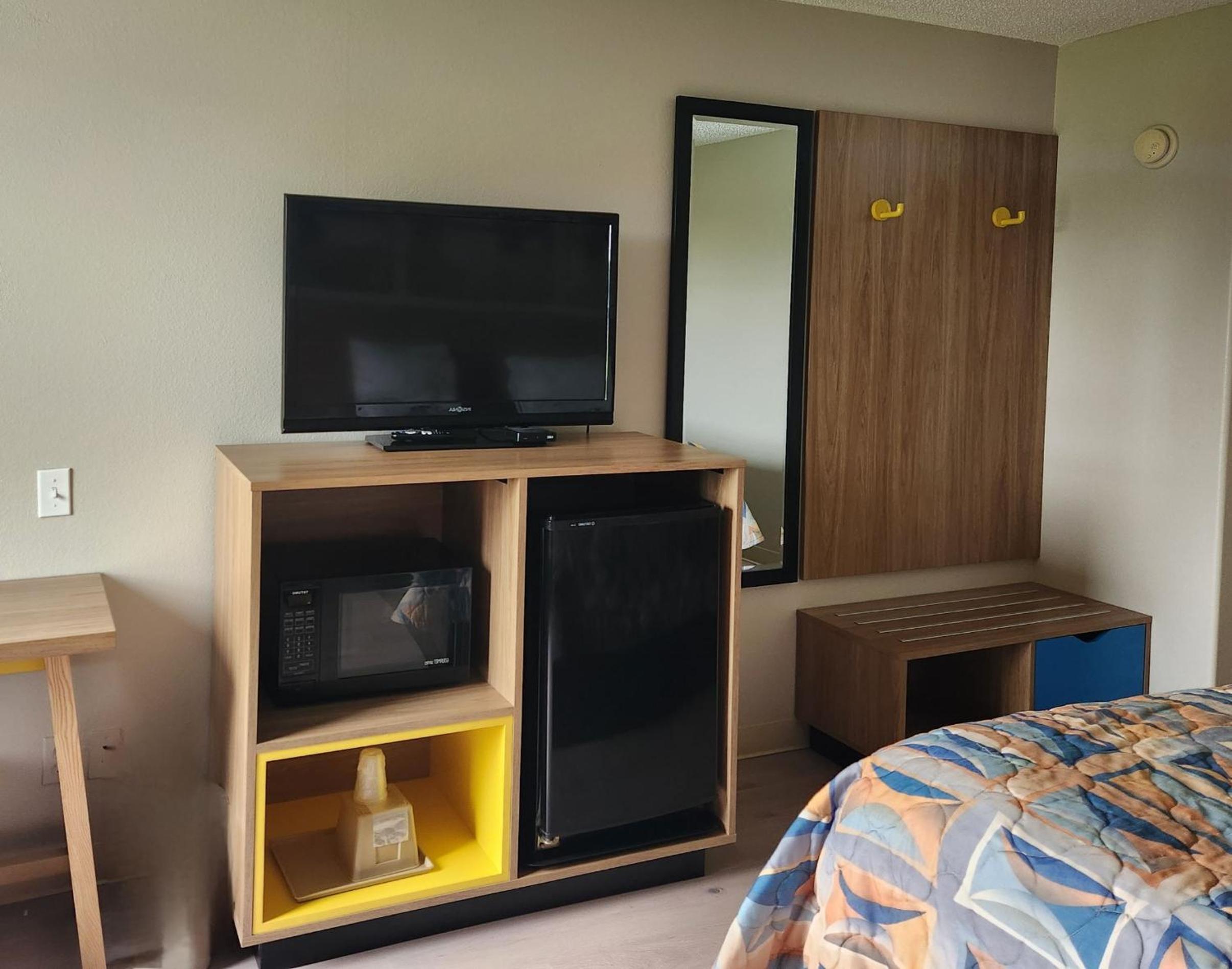King Room with Mobility Access and Bathtub with Grab Bars, Non-Smoking - Photo 3