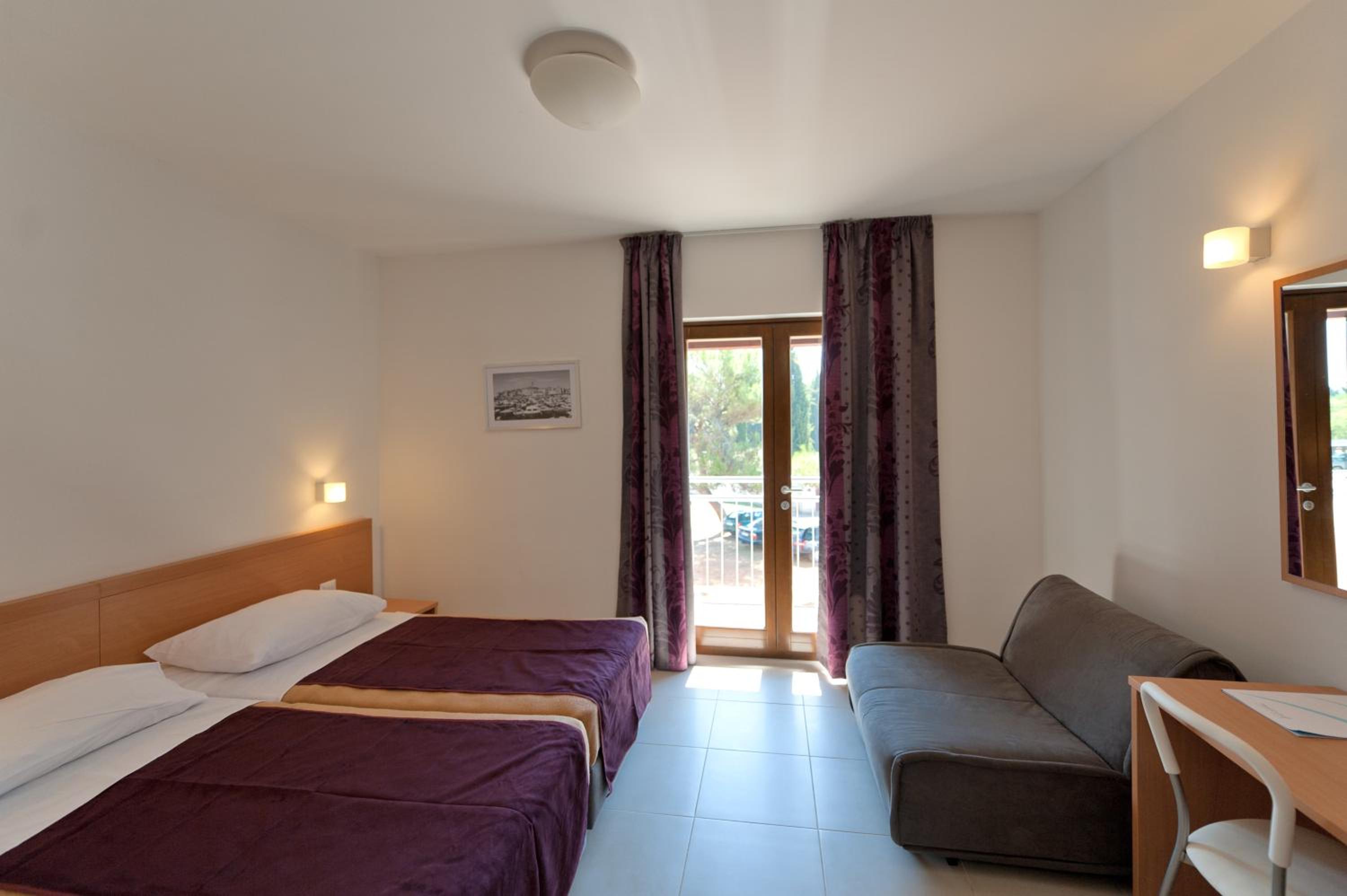 Standard Twin Room with Sofa - Photo 4