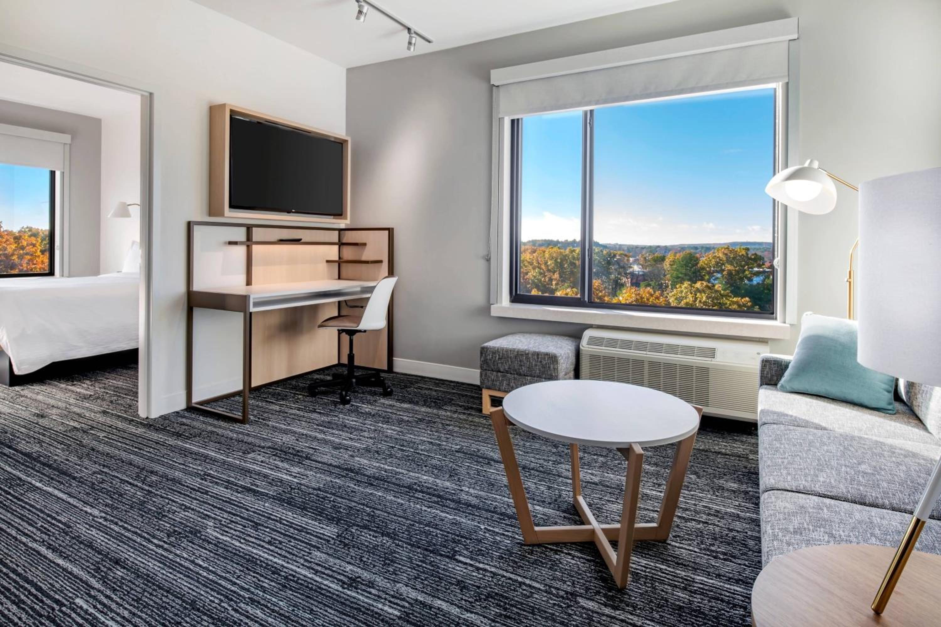 1 Bedroom Suite, 1 Queen, Sofa bed - Photo 4