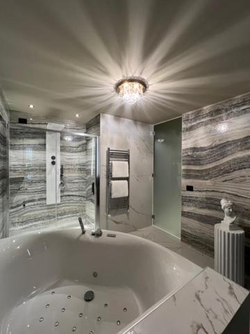 Double Room with Spa Bath - Photo 4