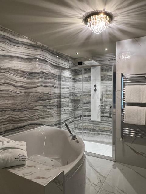 Double Room with Spa Bath - Photo 5