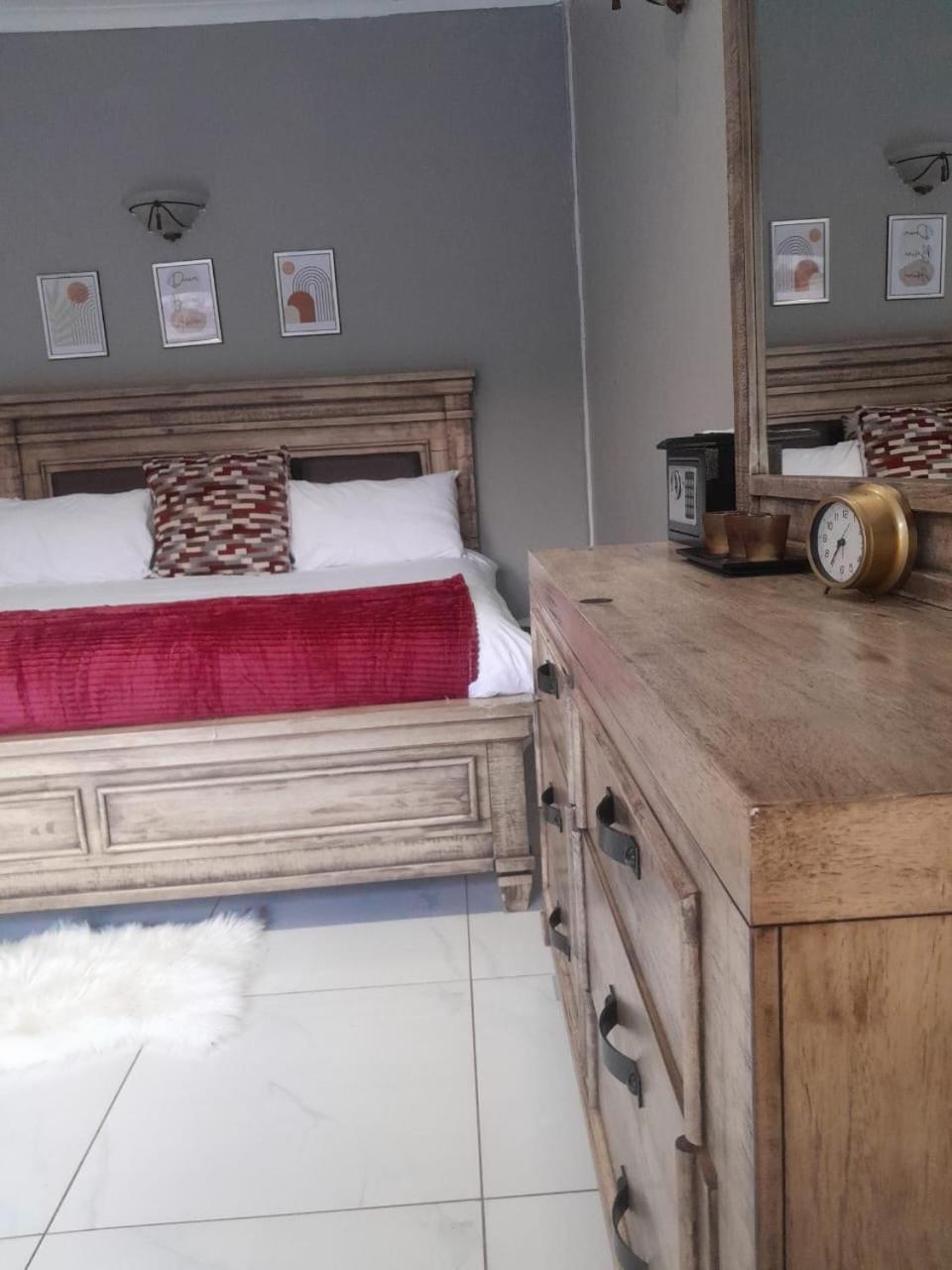 Executive Suite - Photo 9