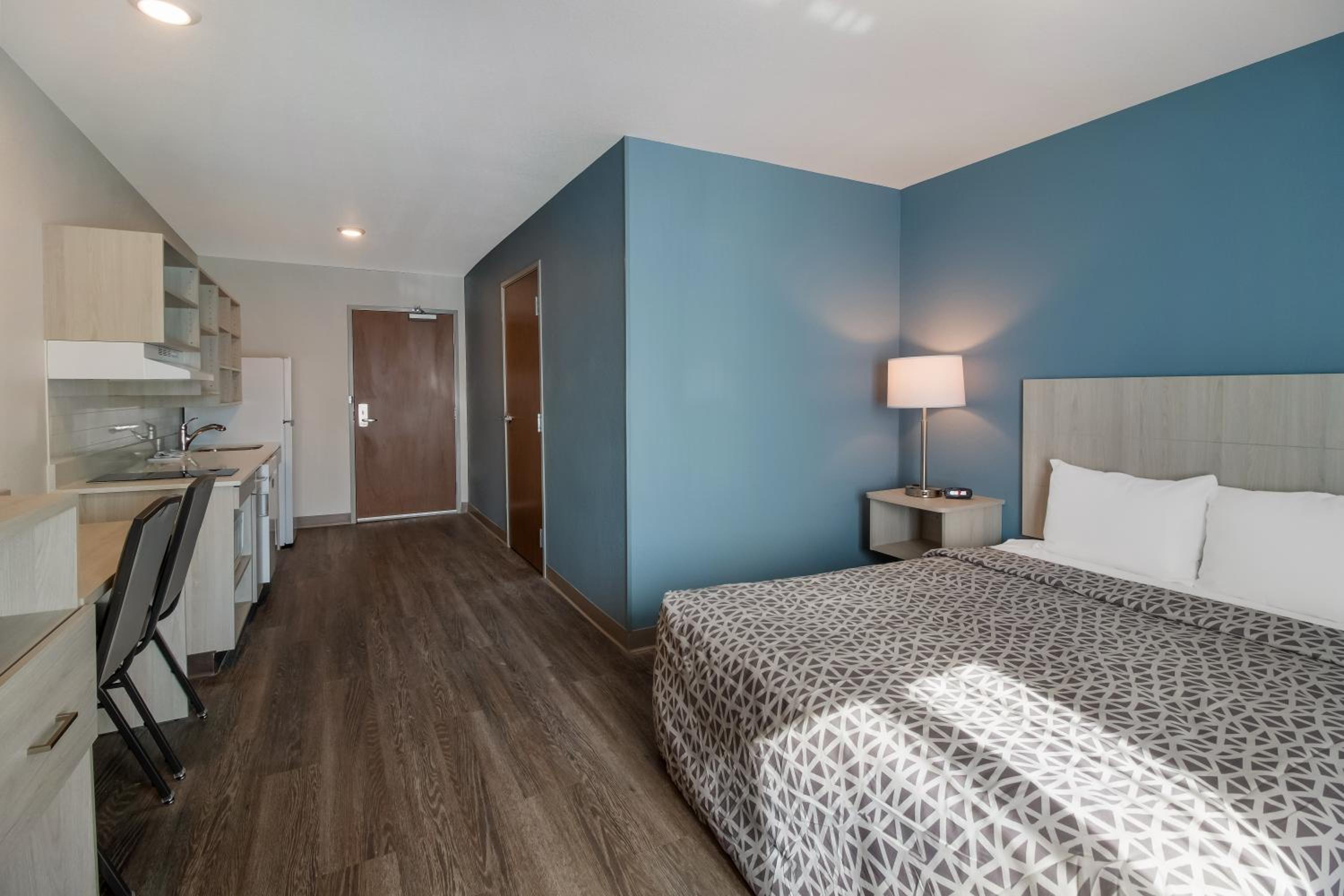 QUEEN SUITE W DISHWASHER (DISHES/COOKWARE INCLUDED)
