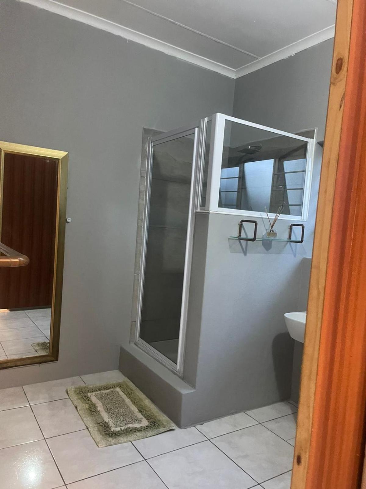 Deluxe Queen Suite - Photo 3
