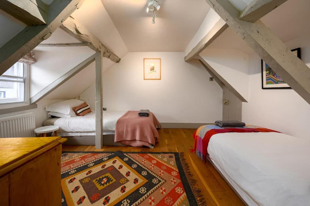 Five-Bedroom House photo 1