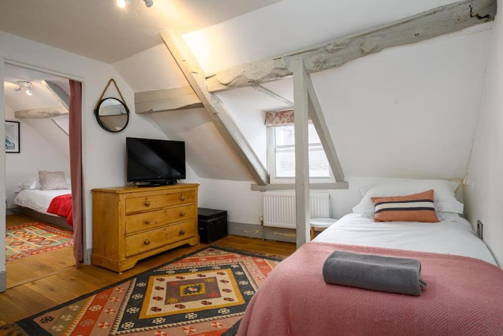 Five-Bedroom House photo 2