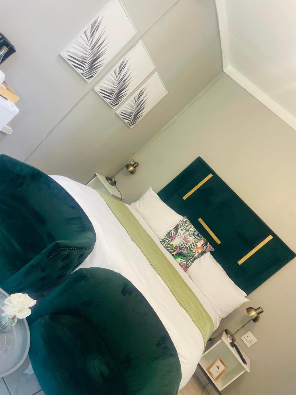 Deluxe Queen Suite - Photo 9