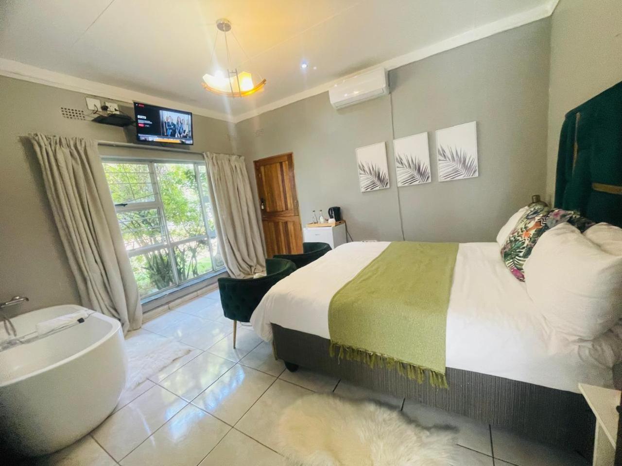 Deluxe Queen Suite - Photo 10