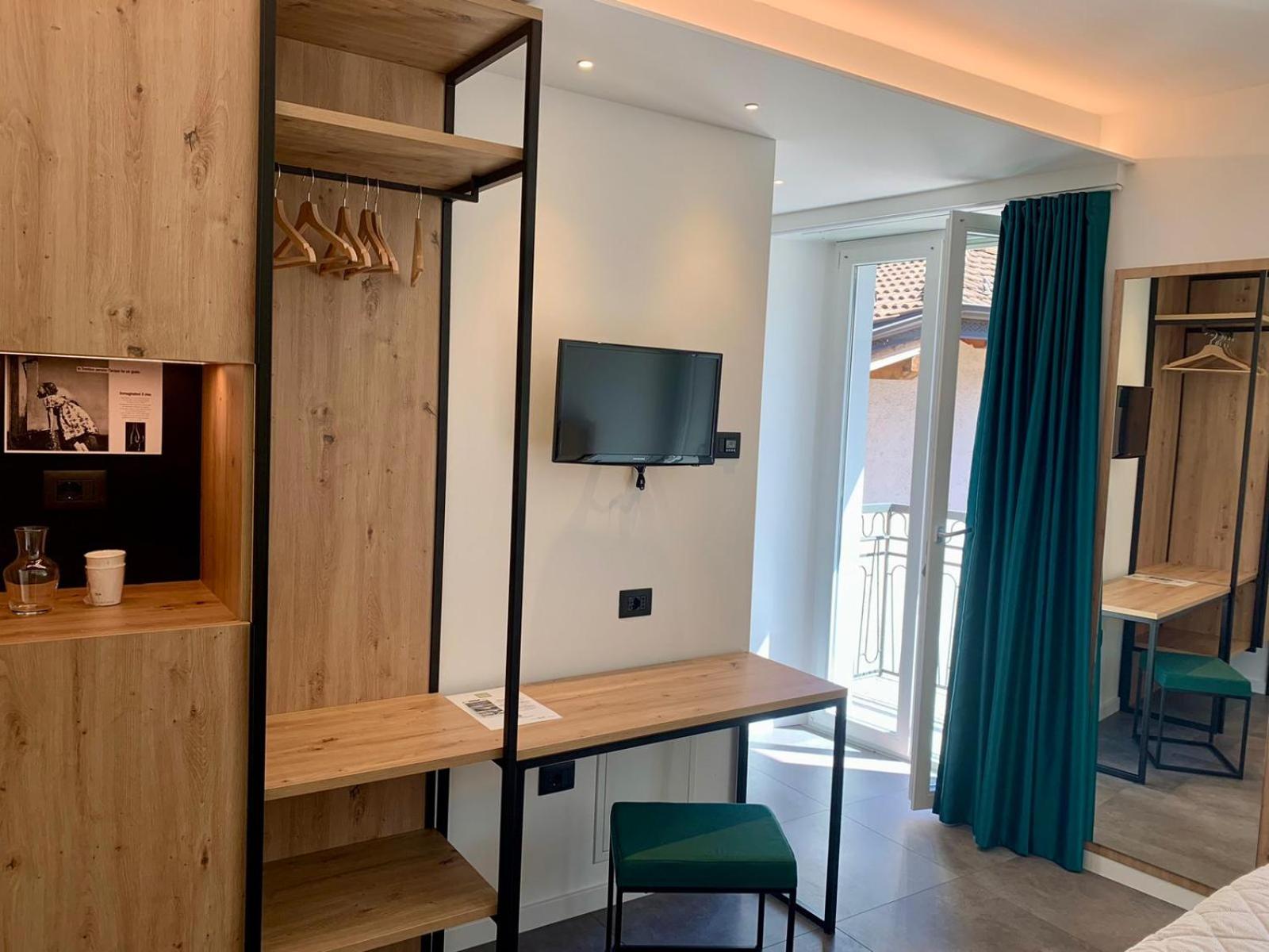 Double Room with Balcony - Photo 8
