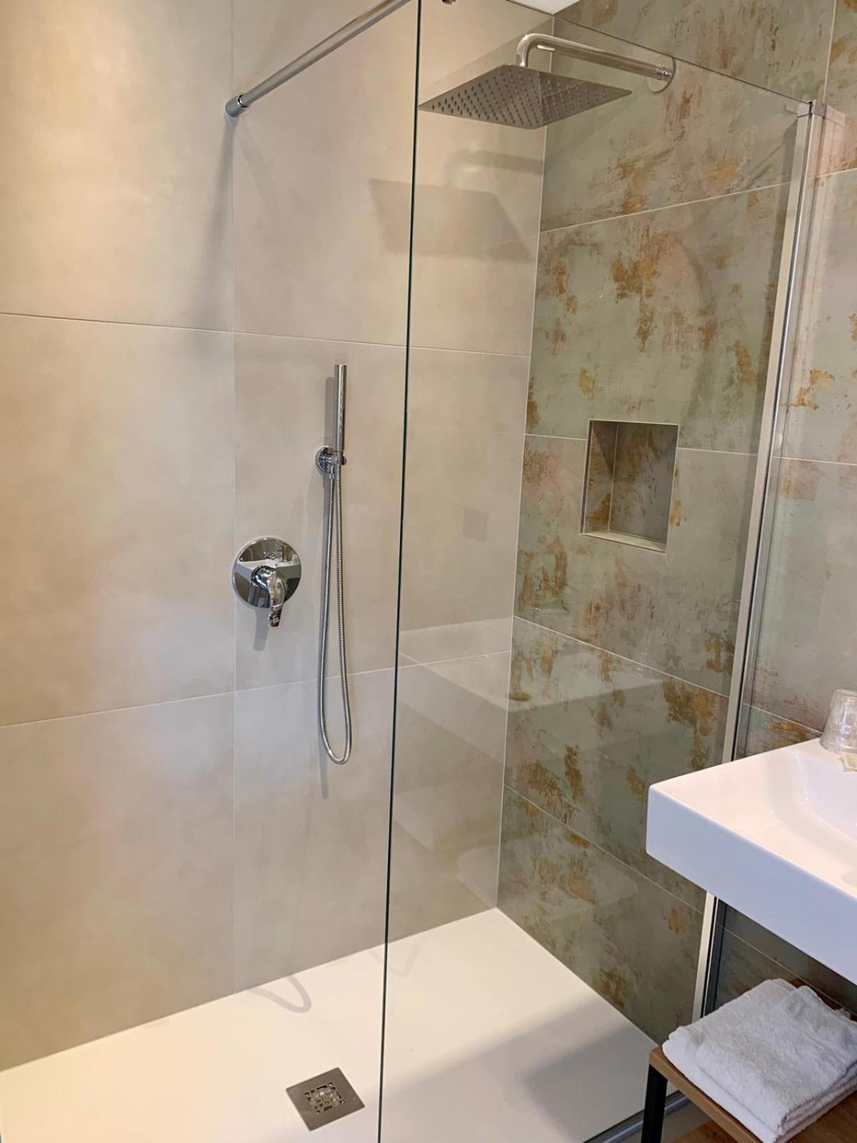 Double Room with Balcony - Photo 7