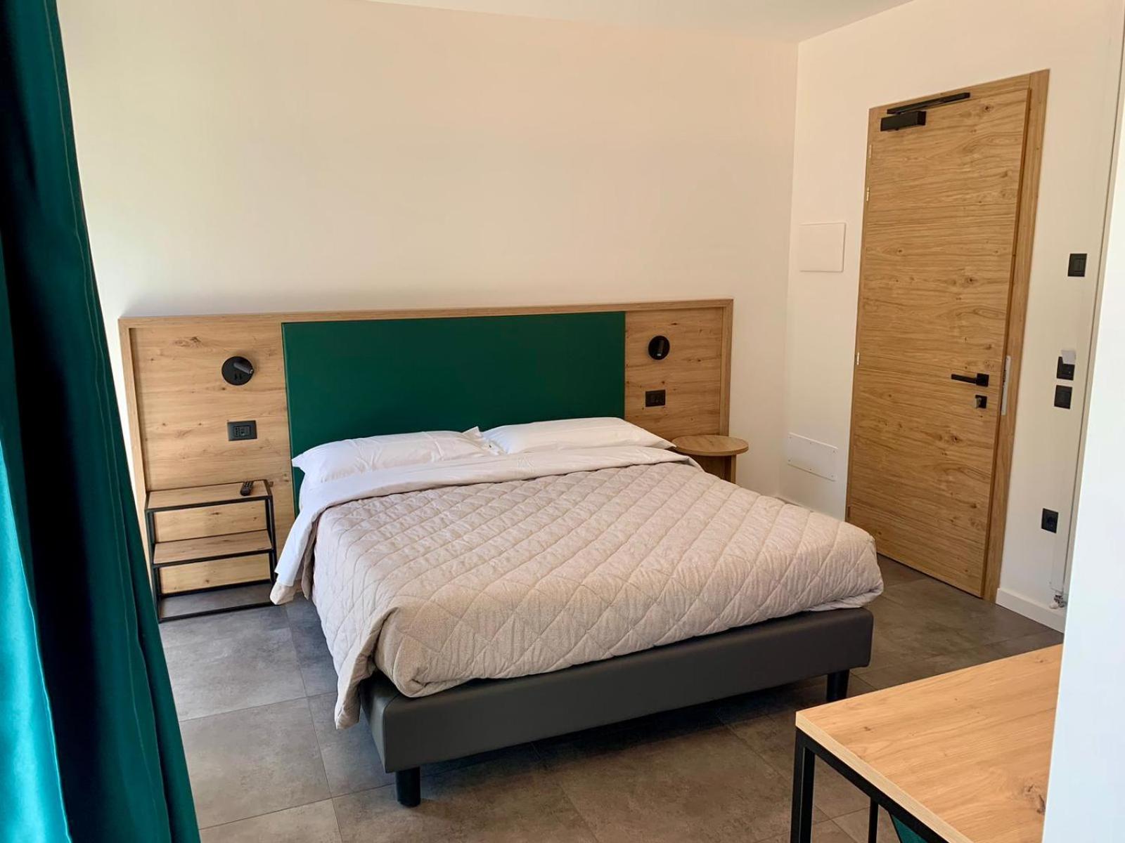 Double Room with Balcony - Photo 12