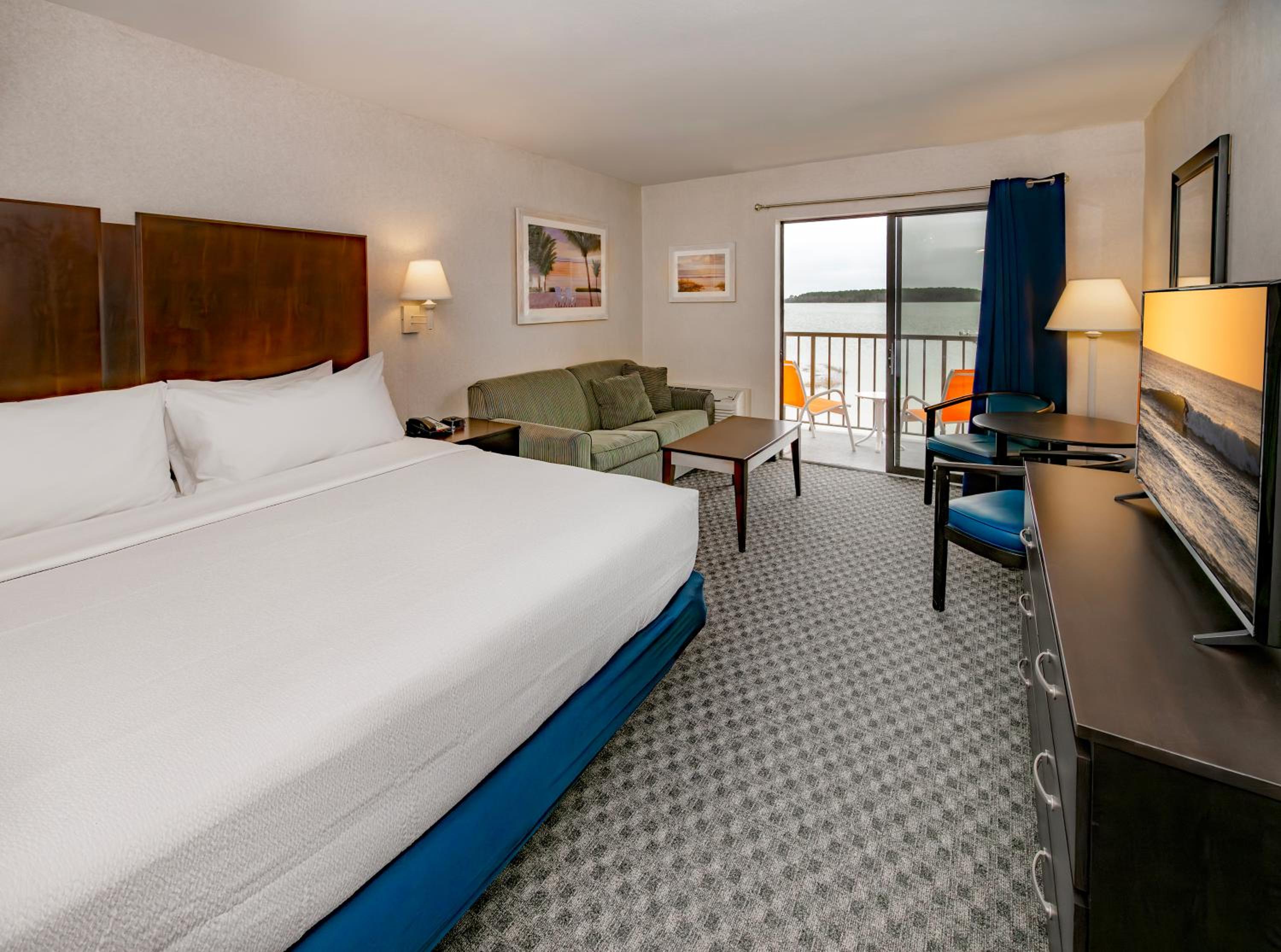 King Room with Bay View and Sleeper Sofa photo 3